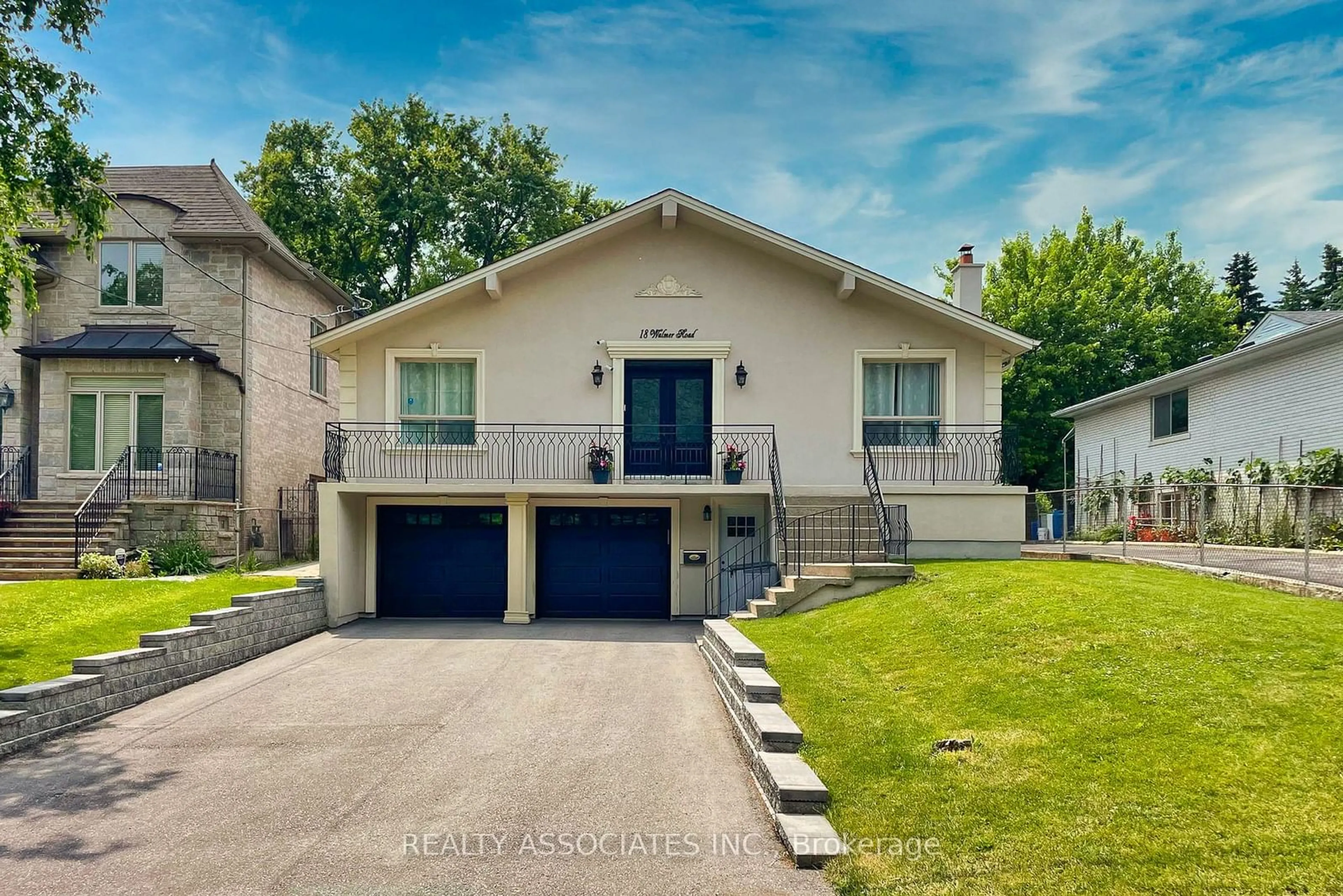 Frontside or backside of a home for 18 Walmer Rd, Richmond Hill Ontario L4C 3W7