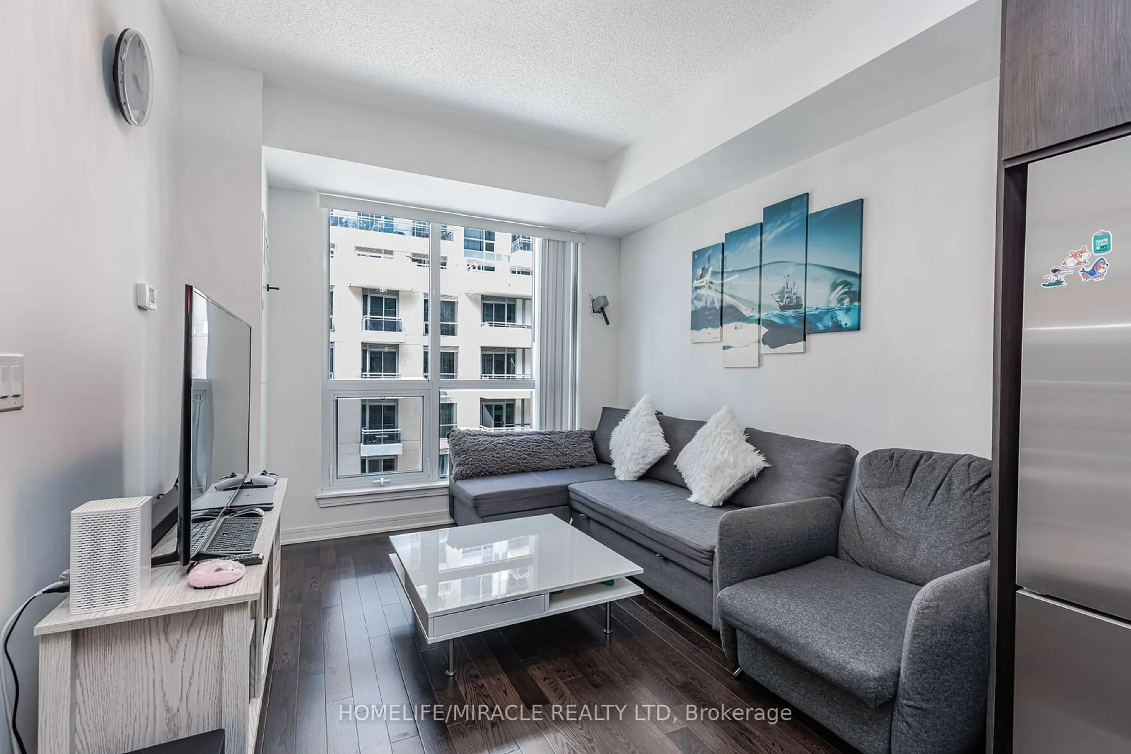 Living room for 9199 Yonge St #504 SE, Richmond Hill Ontario L4C 1H7