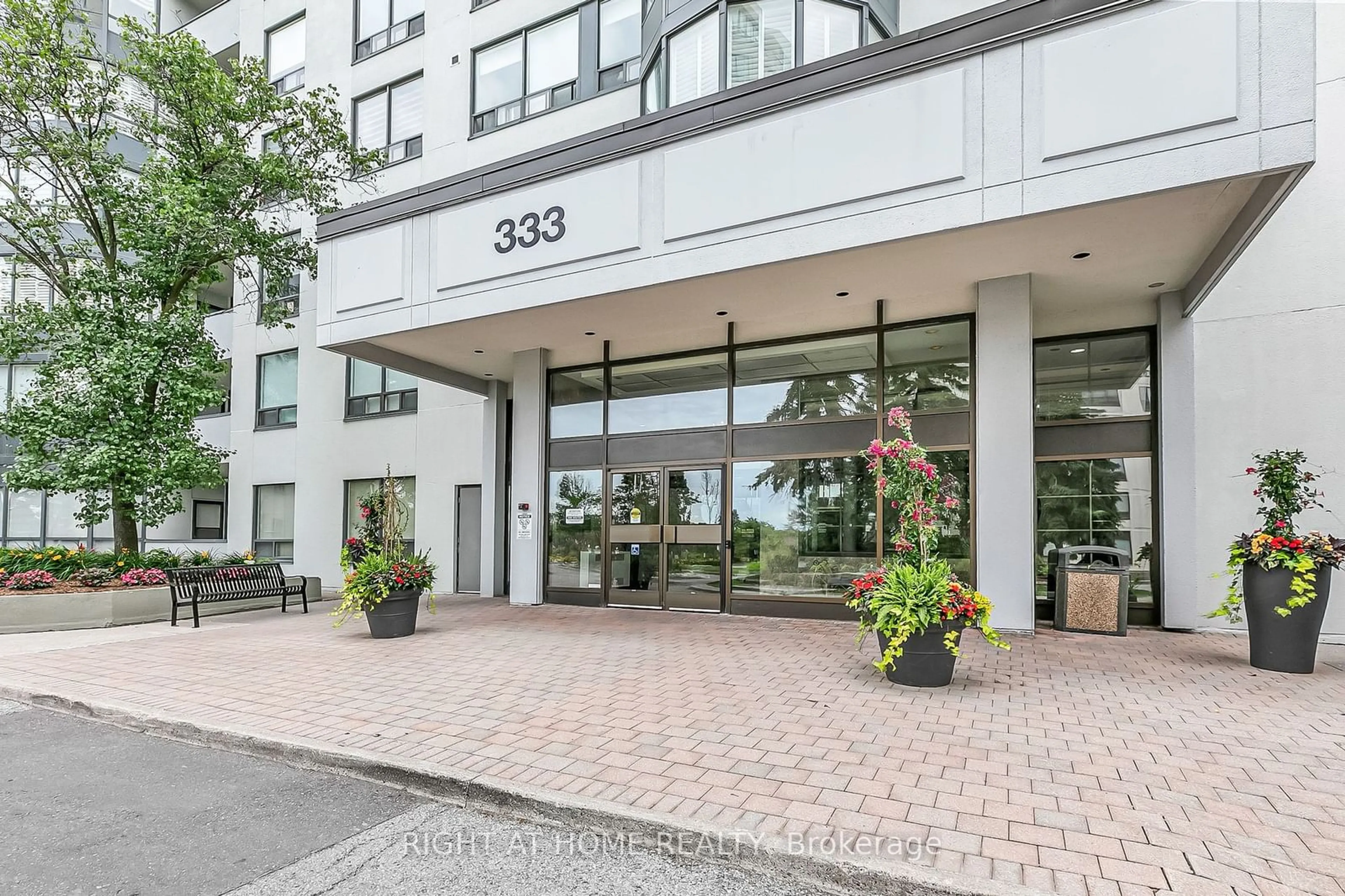 Indoor foyer for 333 Clark Ave #510, Vaughan Ontario L4J 7K4