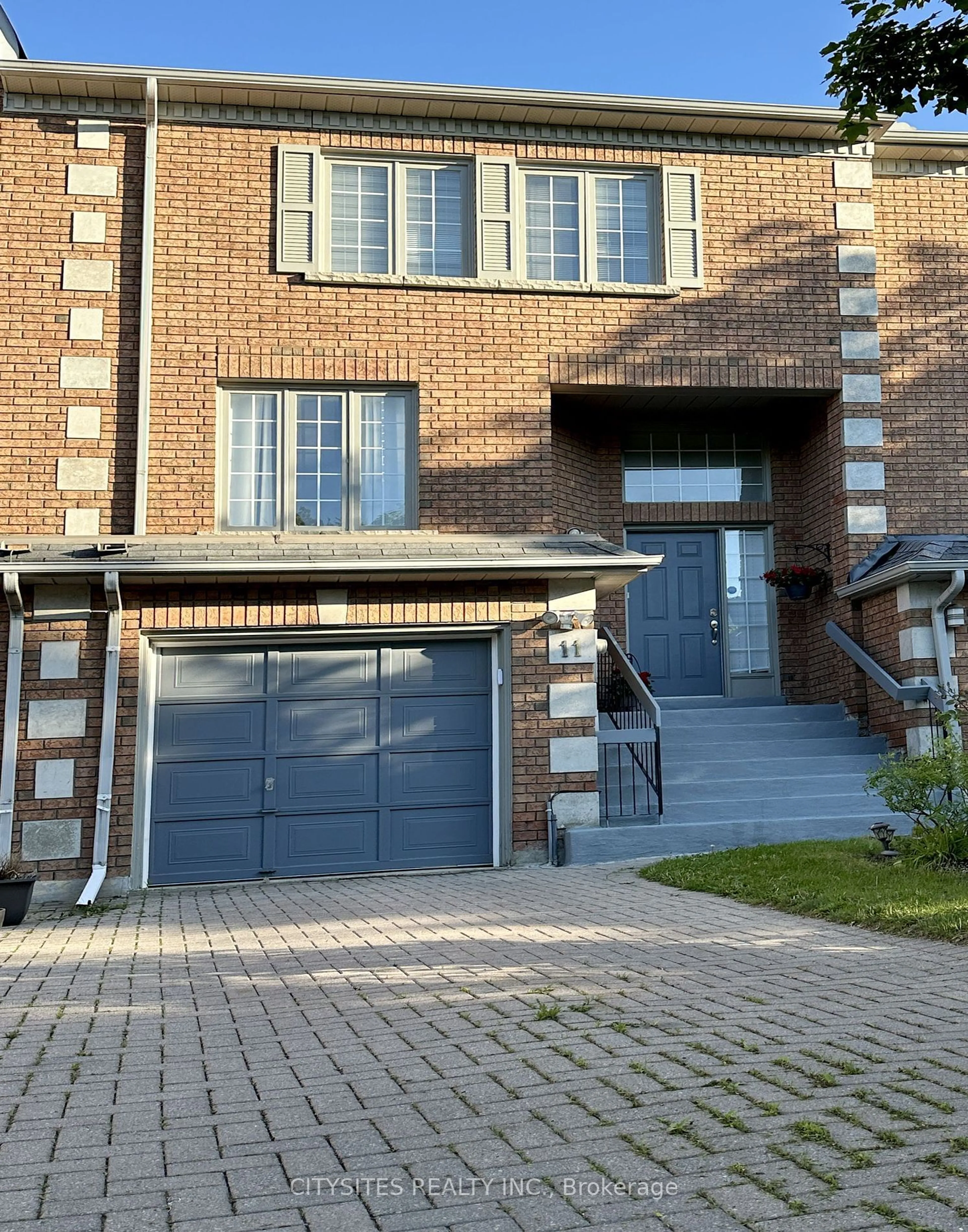 A pic from exterior of the house or condo for 11 Royal Manor Cres, Richmond Hill Ontario L4B 3N5
