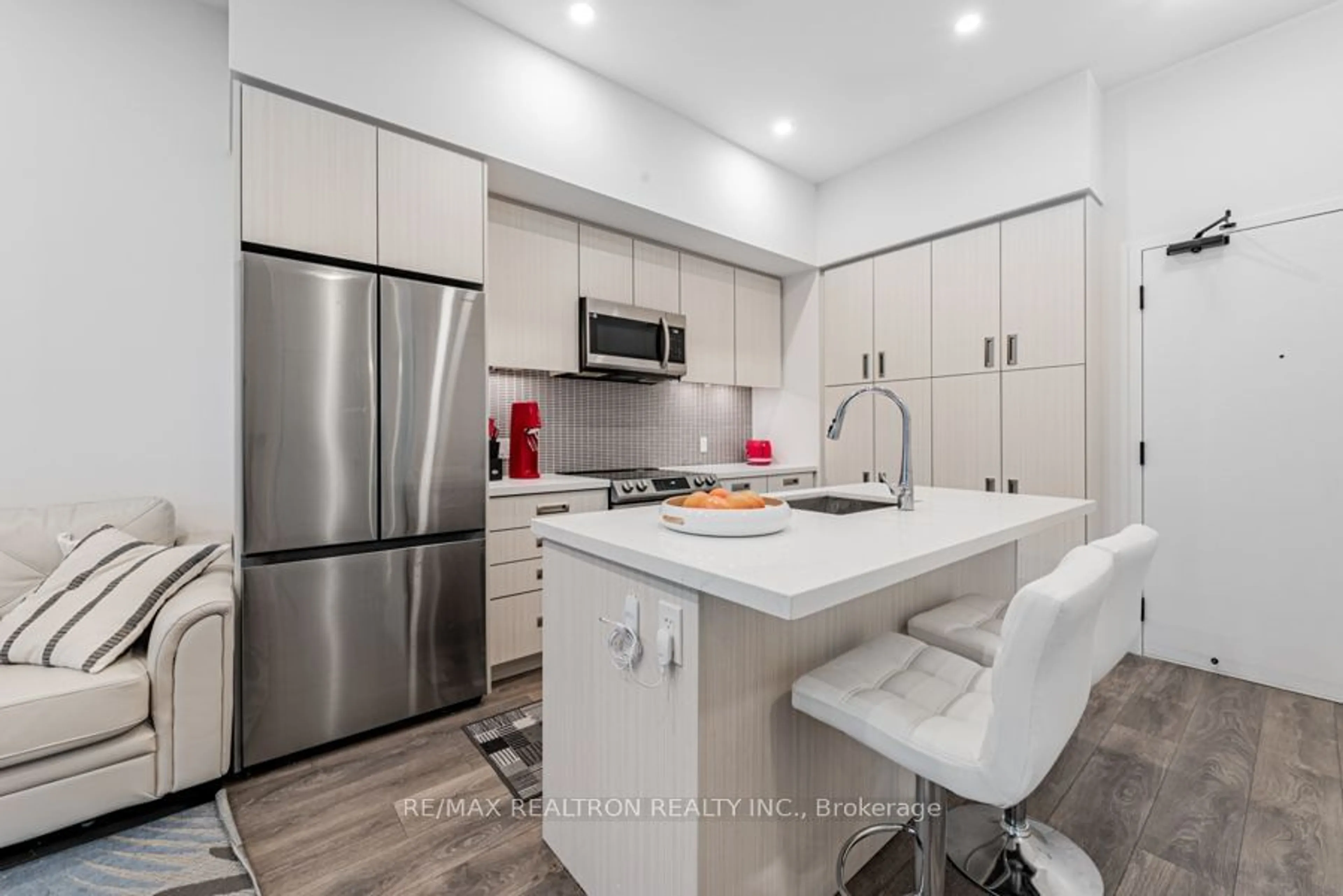 Contemporary kitchen for 415 Sea Ray Ave #126, Innisfil Ontario L9S 0R5