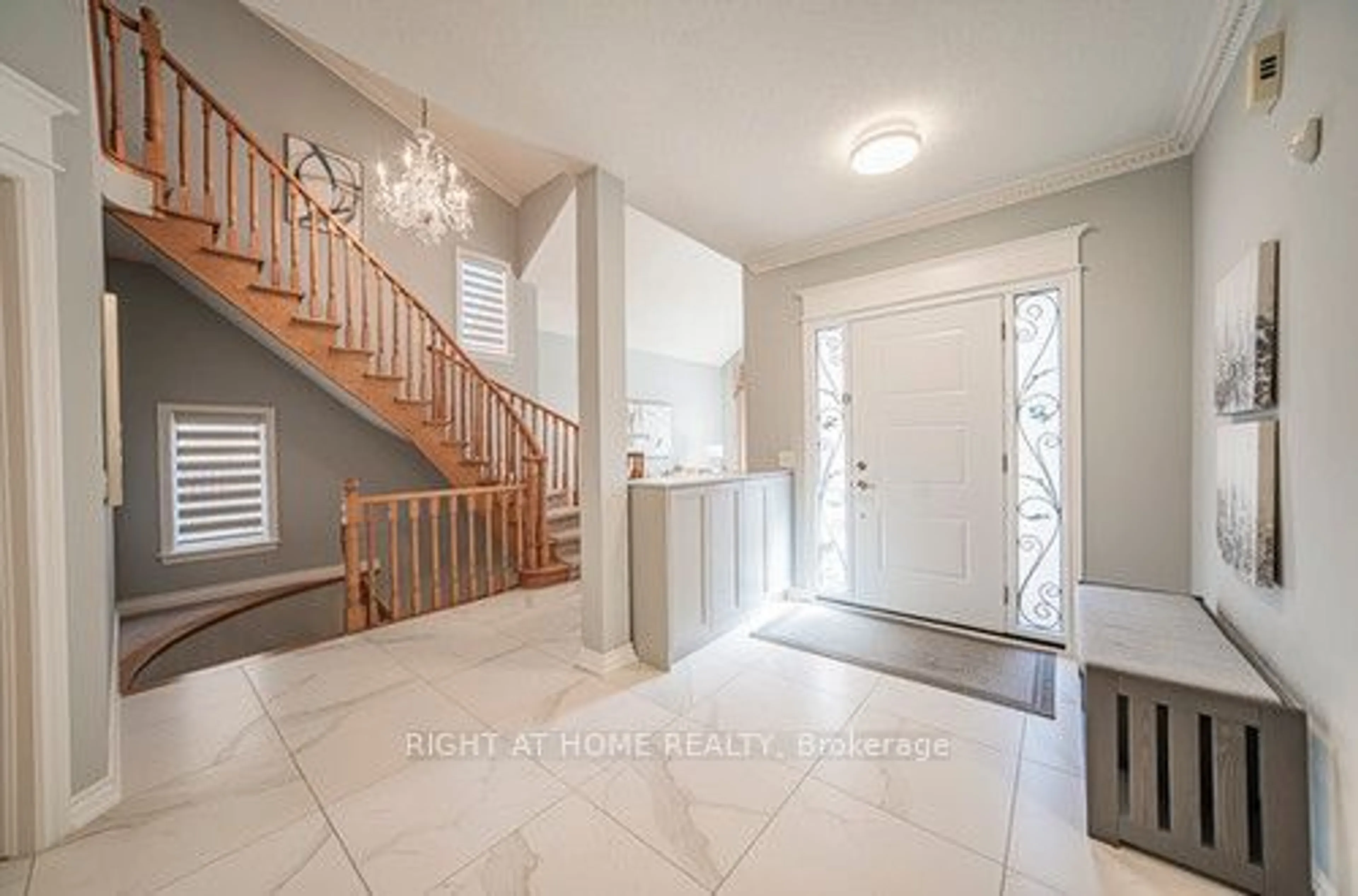 Indoor entryway for 98 Braeside Sq, Markham Ontario L3R 0A5