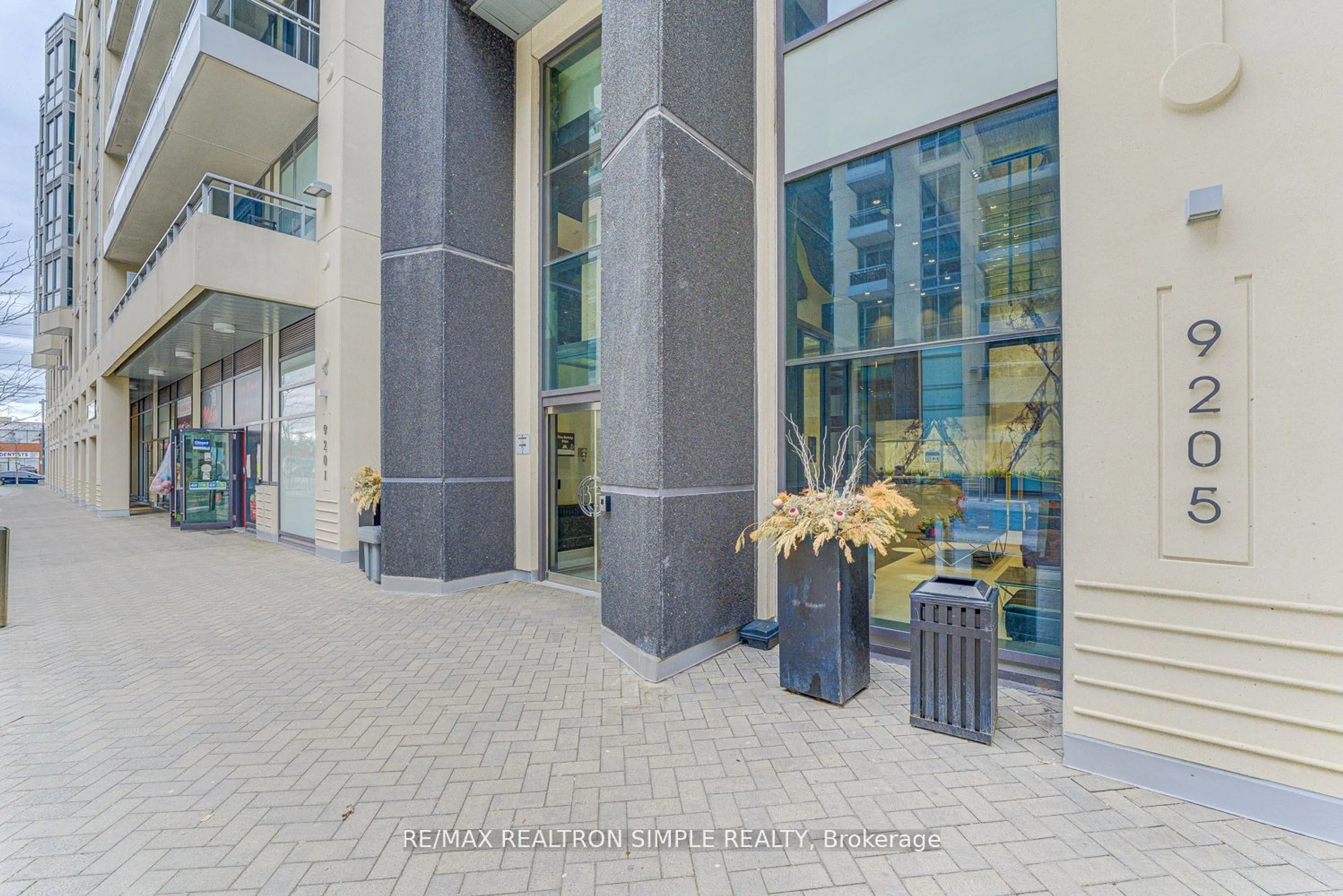 Indoor foyer for 9205 Yonge St #311, Richmond Hill Ontario L4C 1V5