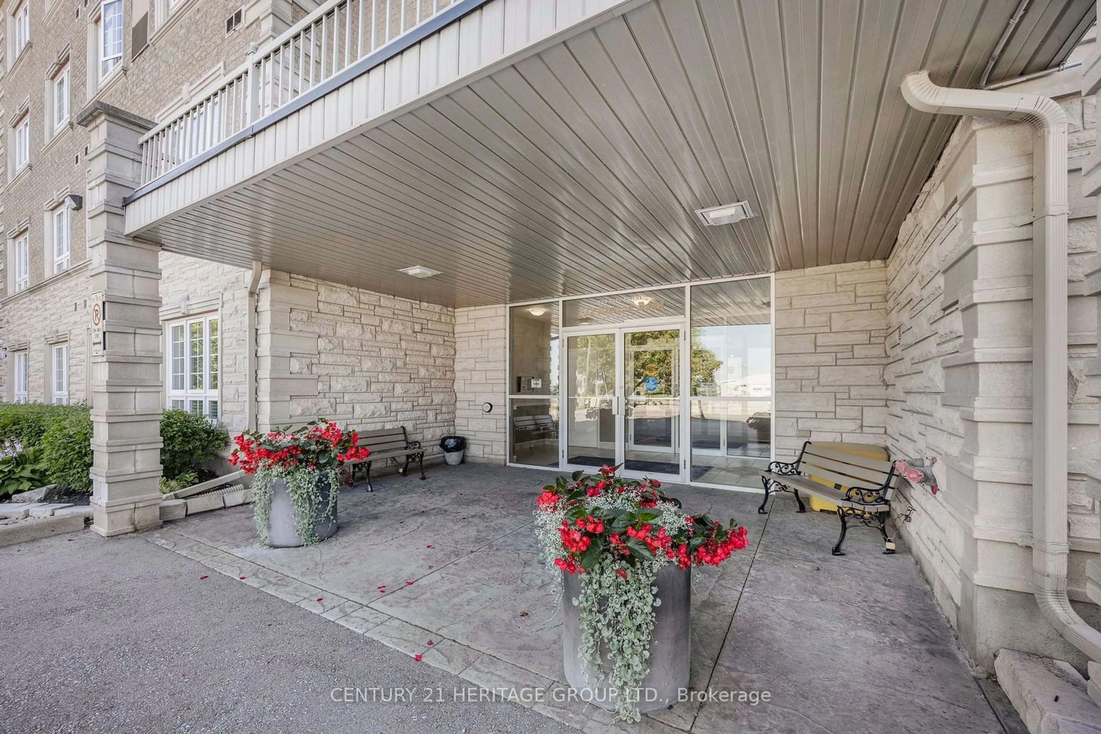 Patio for 112 Simcoe Rd #401, Bradford West Gwillimbury Ontario L3Z 1Y2