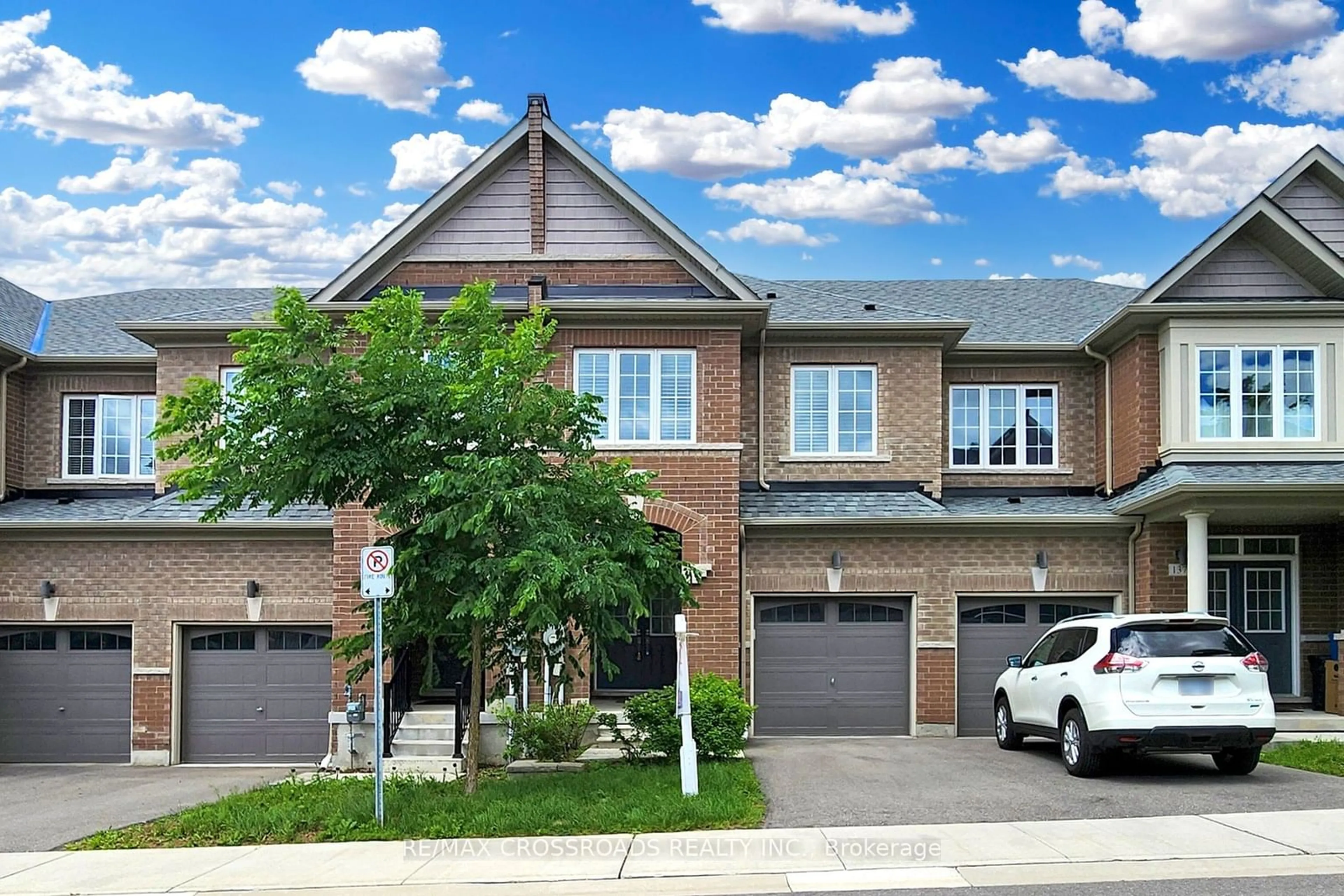 A pic from exterior of the house or condo for 135 Knott End Cres, Newmarket Ontario L3Y 0E4