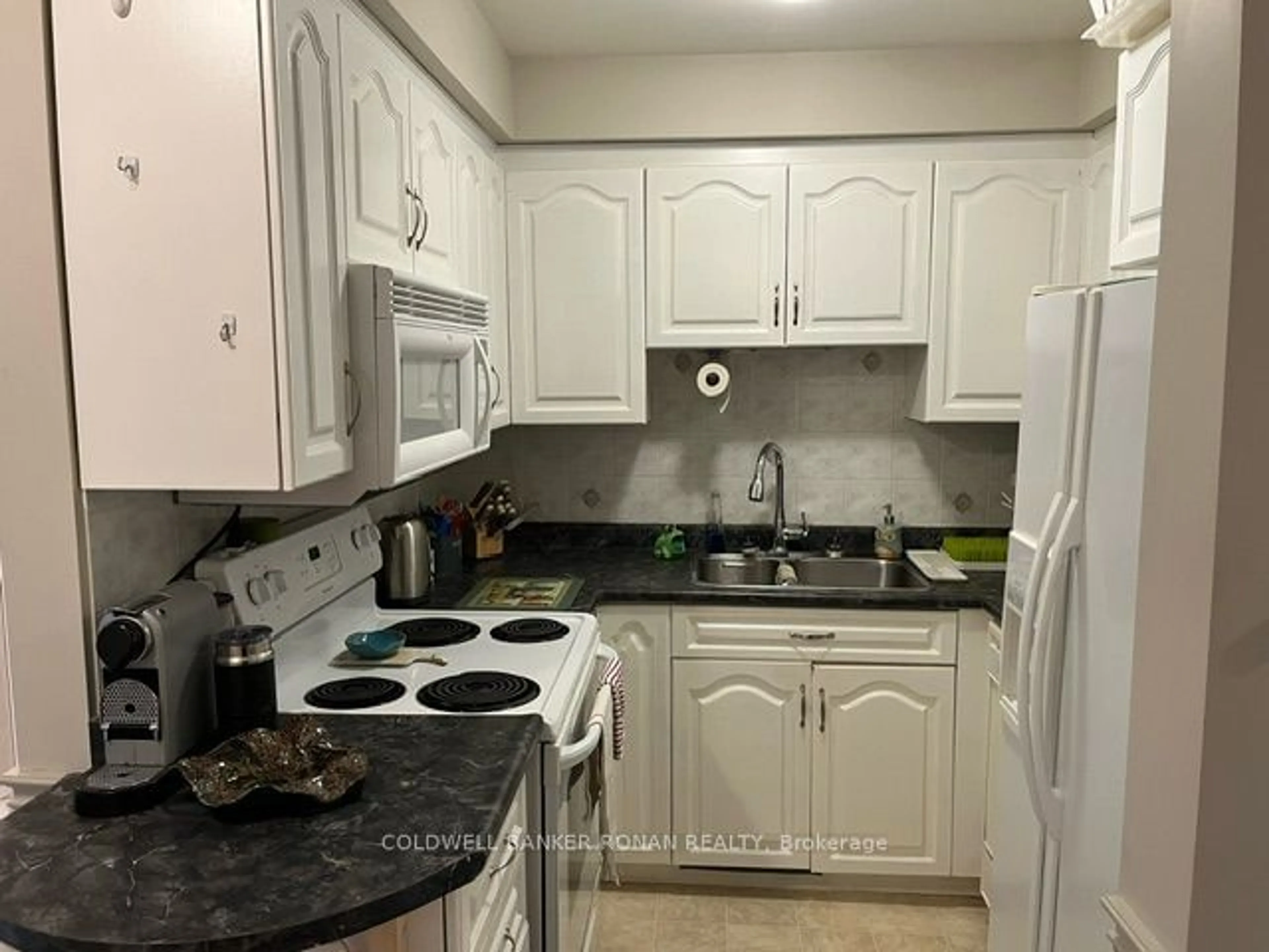 Standard kitchen for 247 King St #207, New Tecumseth Ontario L9R 1N4