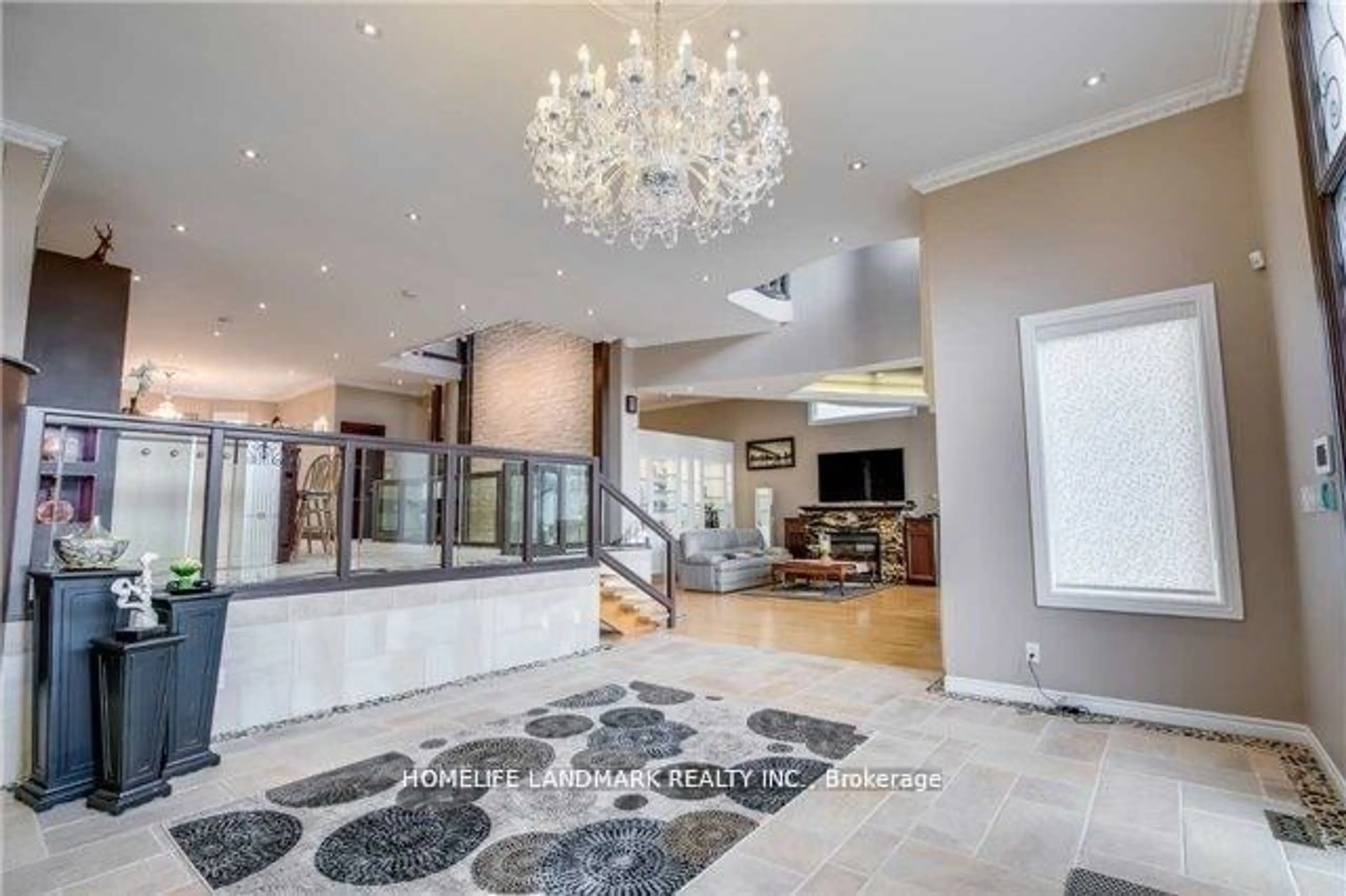 Indoor lobby for 5 Waterford Lane, Whitchurch-Stouffville Ontario L4A 2C1