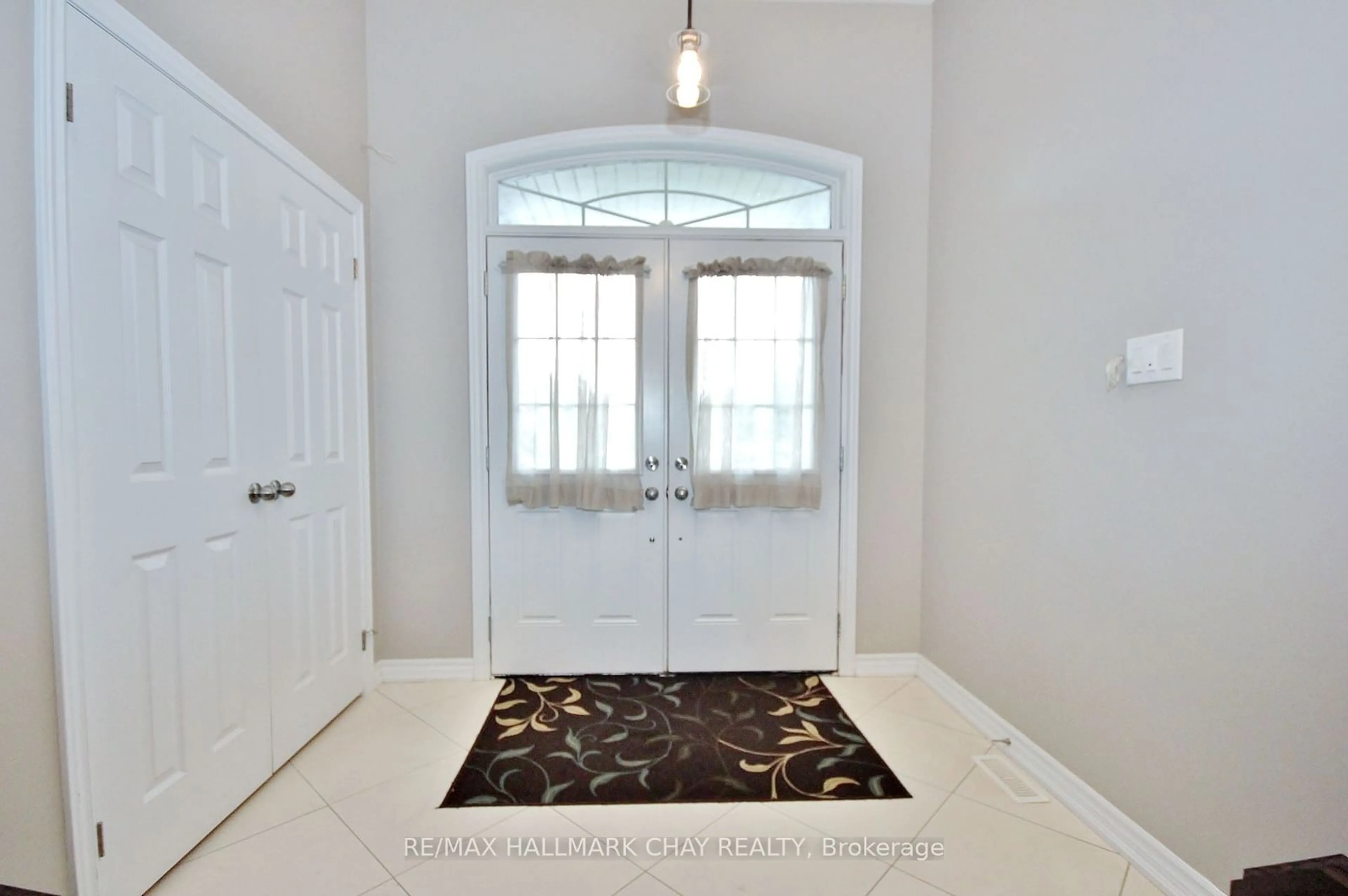 Indoor entryway for 1117 WESTMOUNT Ave, Innisfil Ontario L9S 4Z4