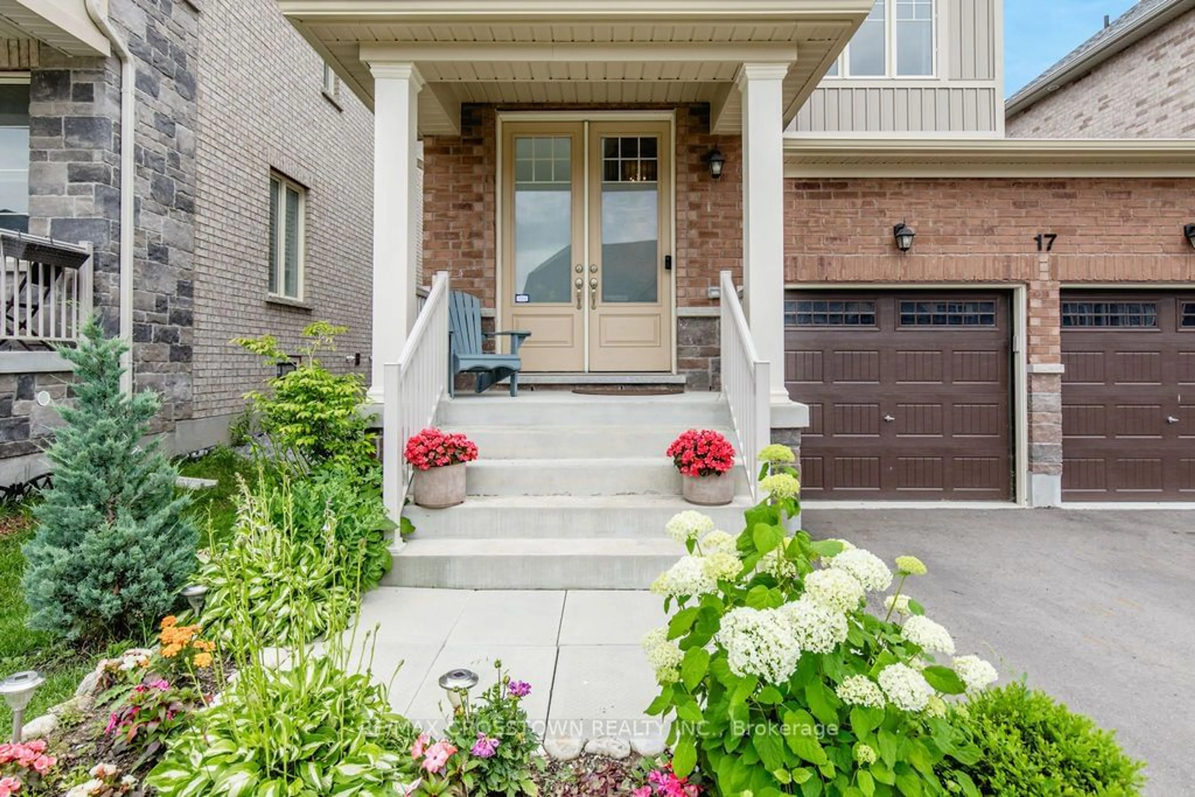 Indoor entryway for 17 Clear Spring Ave, Georgina Ontario L4P 0H7