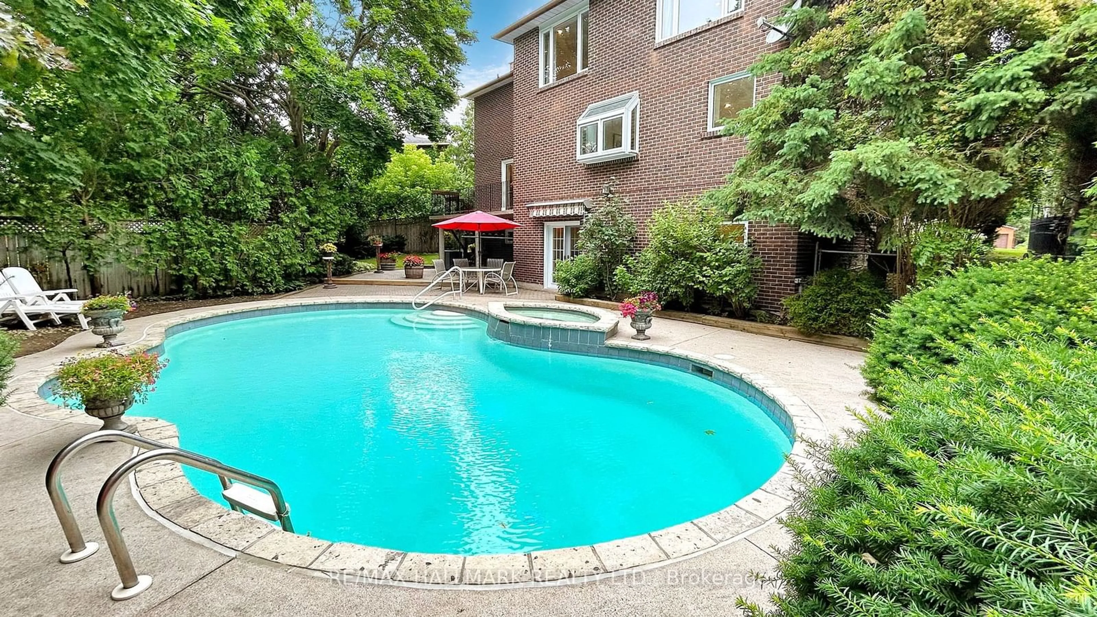 Indoor or outdoor pool for 17 Sabrina Crt, Richmond Hill Ontario L4C 5P8