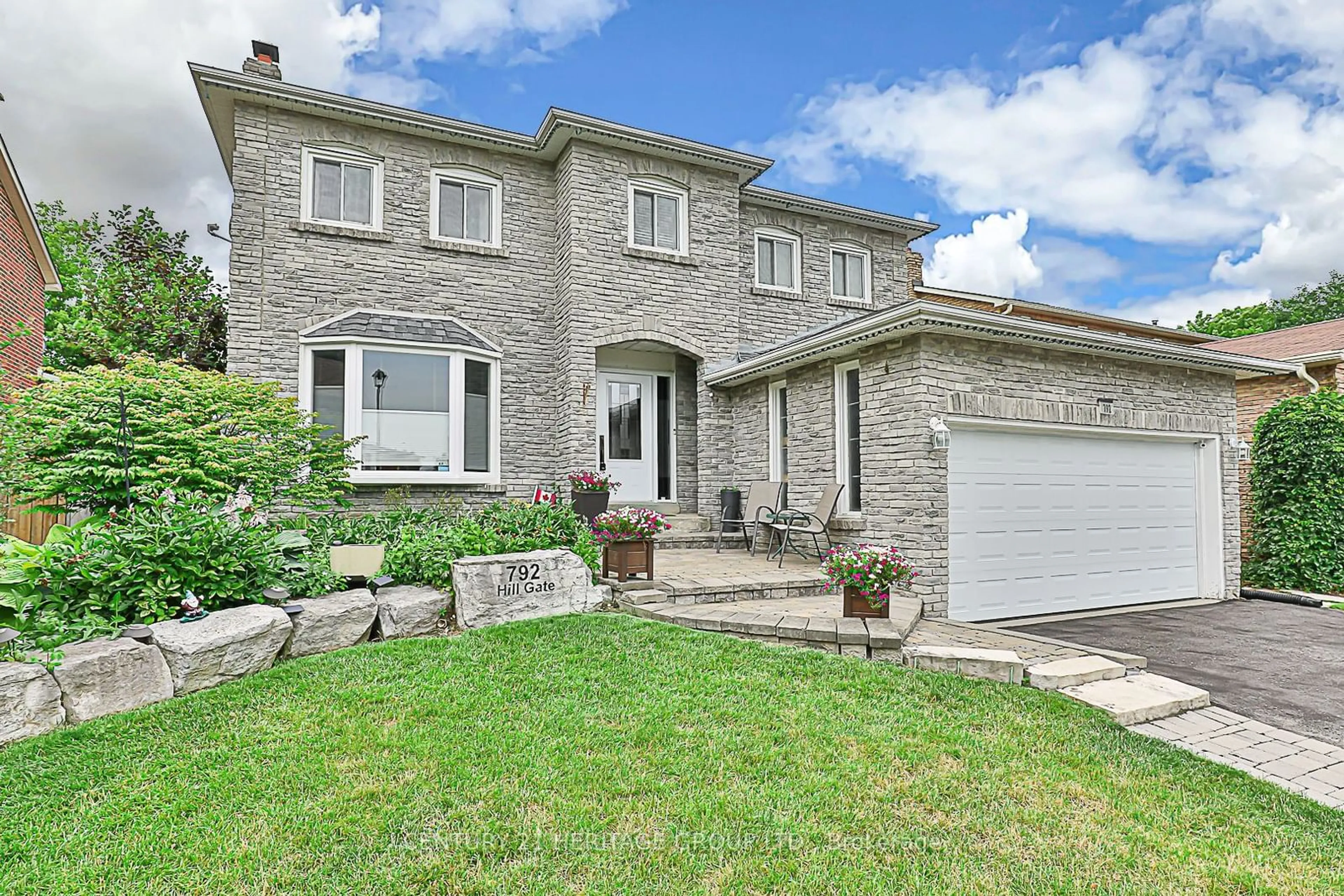 A pic from exterior of the house or condo for 792 Hill Gate, Newmarket Ontario L3Y 6M2