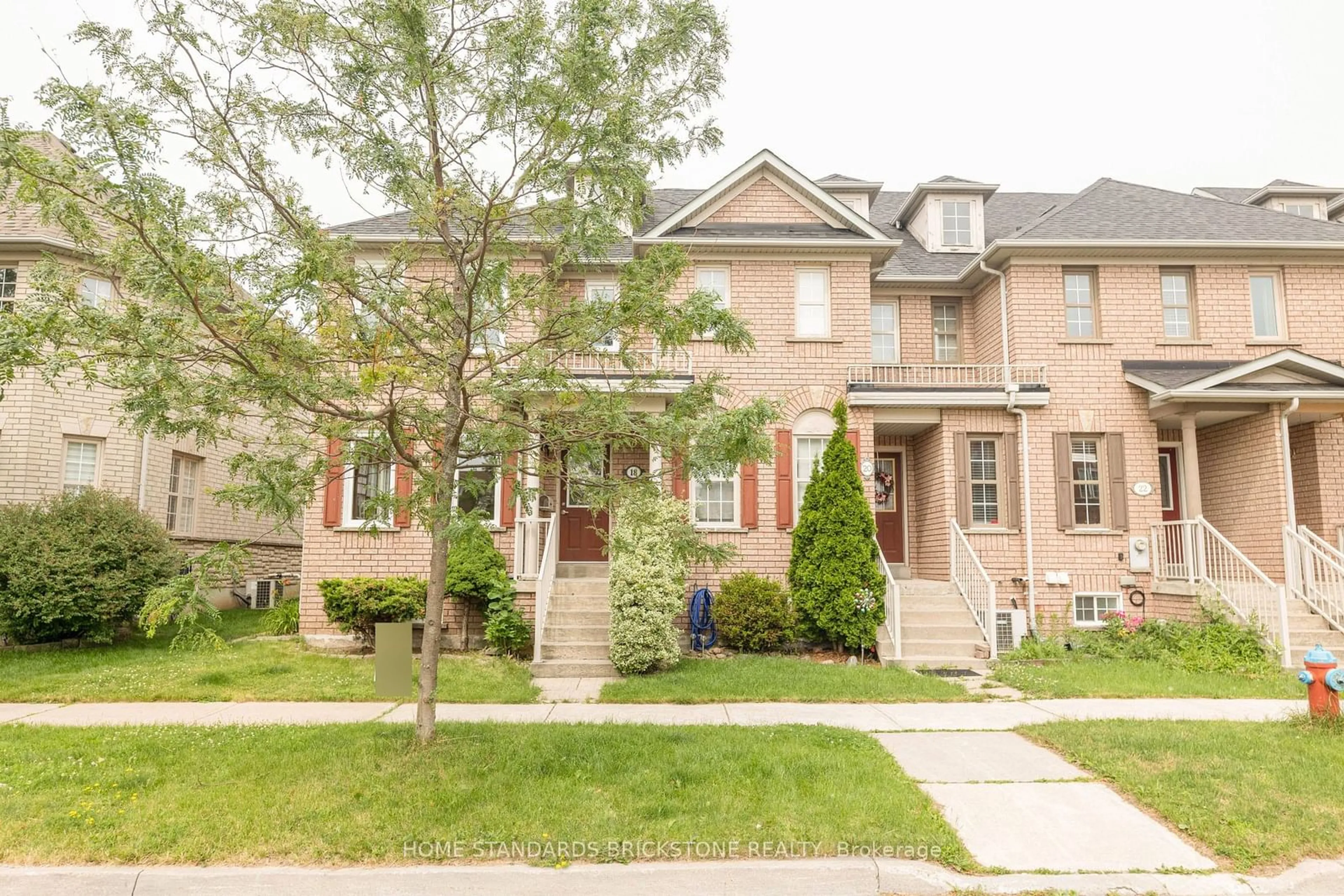 A pic from exterior of the house or condo for 18 Ellesmere St, Richmond Hill Ontario L4B 4J4