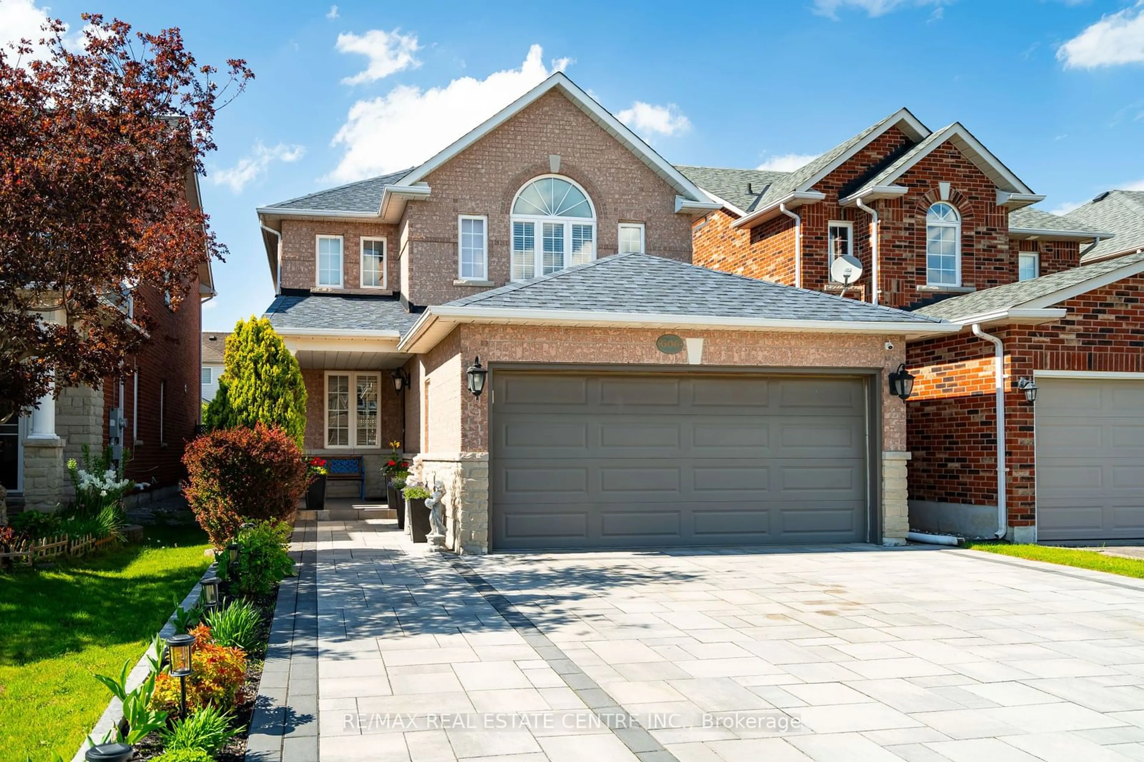 Home with brick exterior material for 606 Heddle Cres, Newmarket Ontario L3X 2J5
