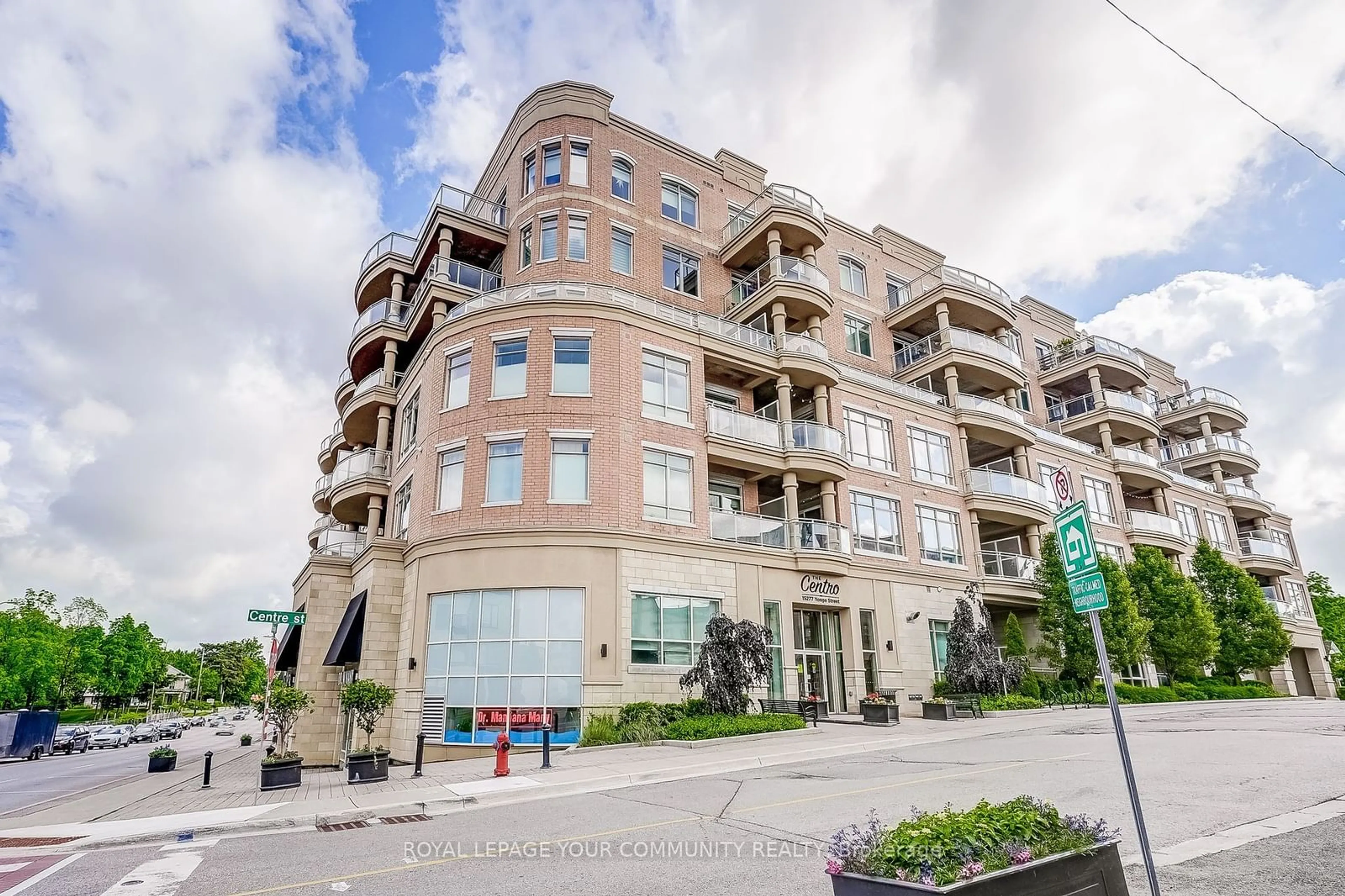 A pic from exterior of the house or condo for 15277 Yonge St #601, Aurora Ontario L4G 1Y3