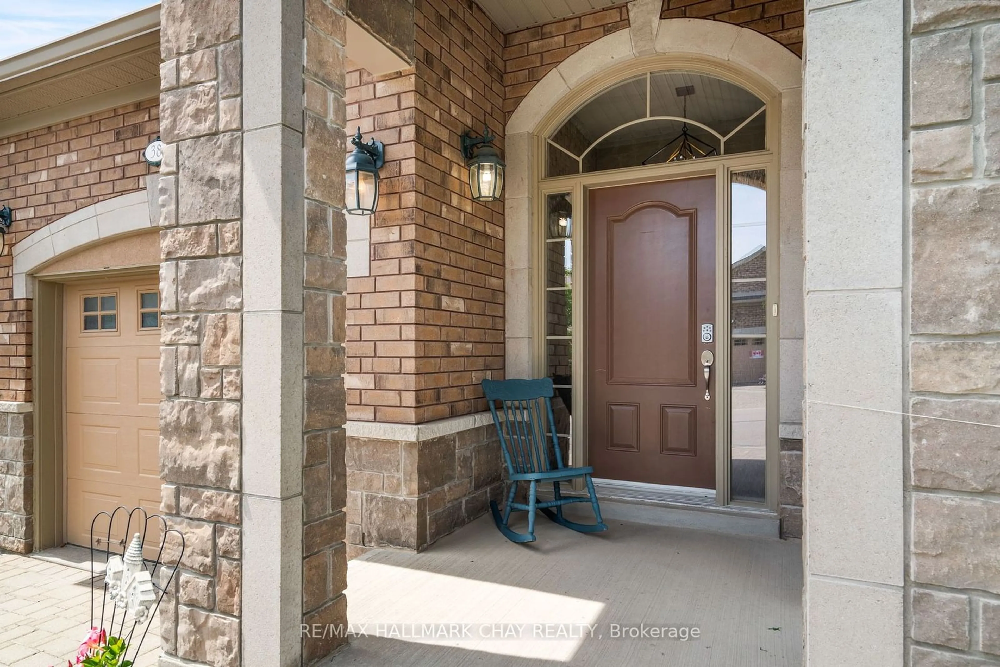 Indoor entryway for 38 Hillcrest Dr, New Tecumseth Ontario L9R 0N4