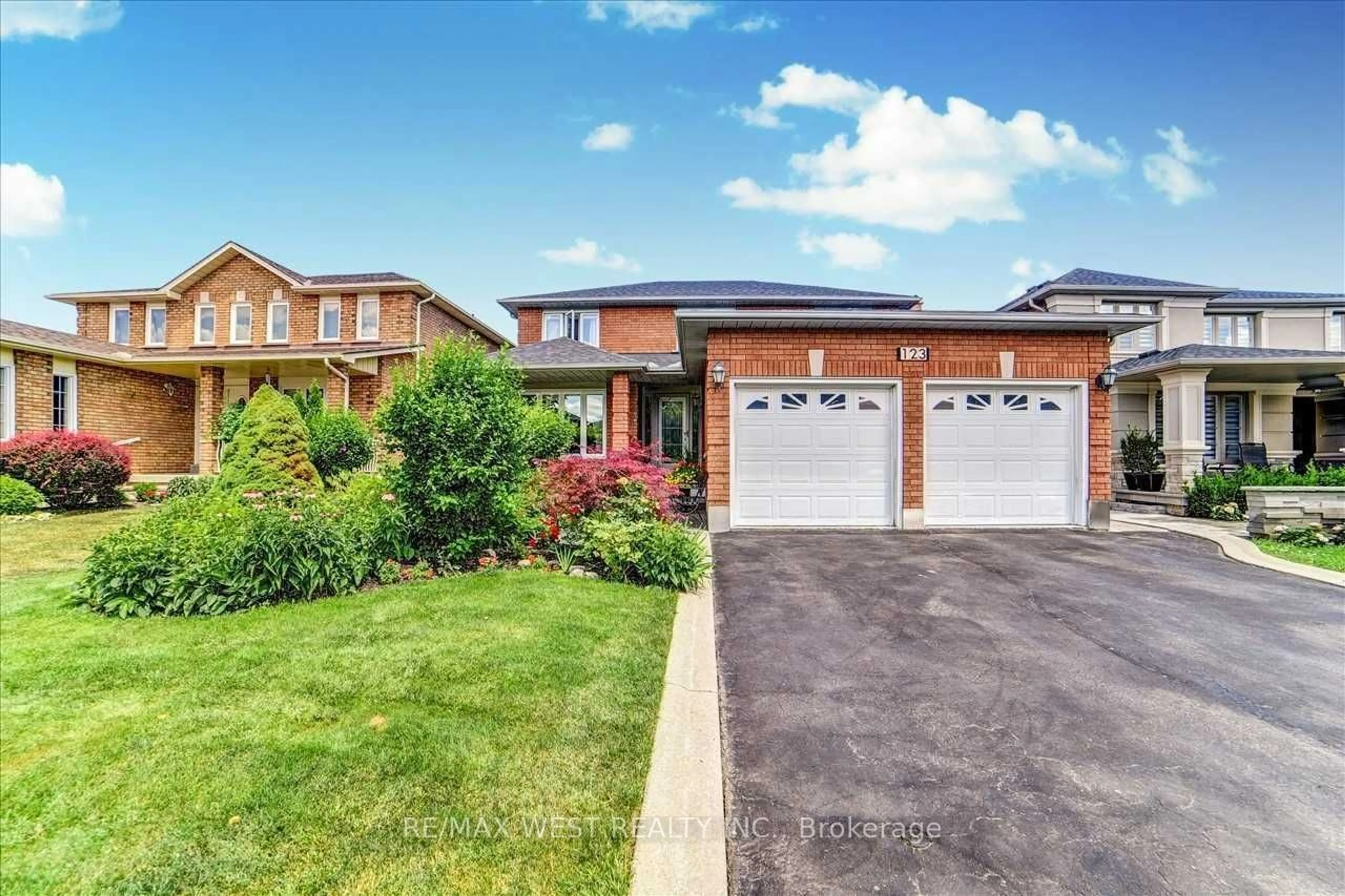 Frontside or backside of a home for 123 Mapes Ave, Vaughan Ontario L4L 8R9