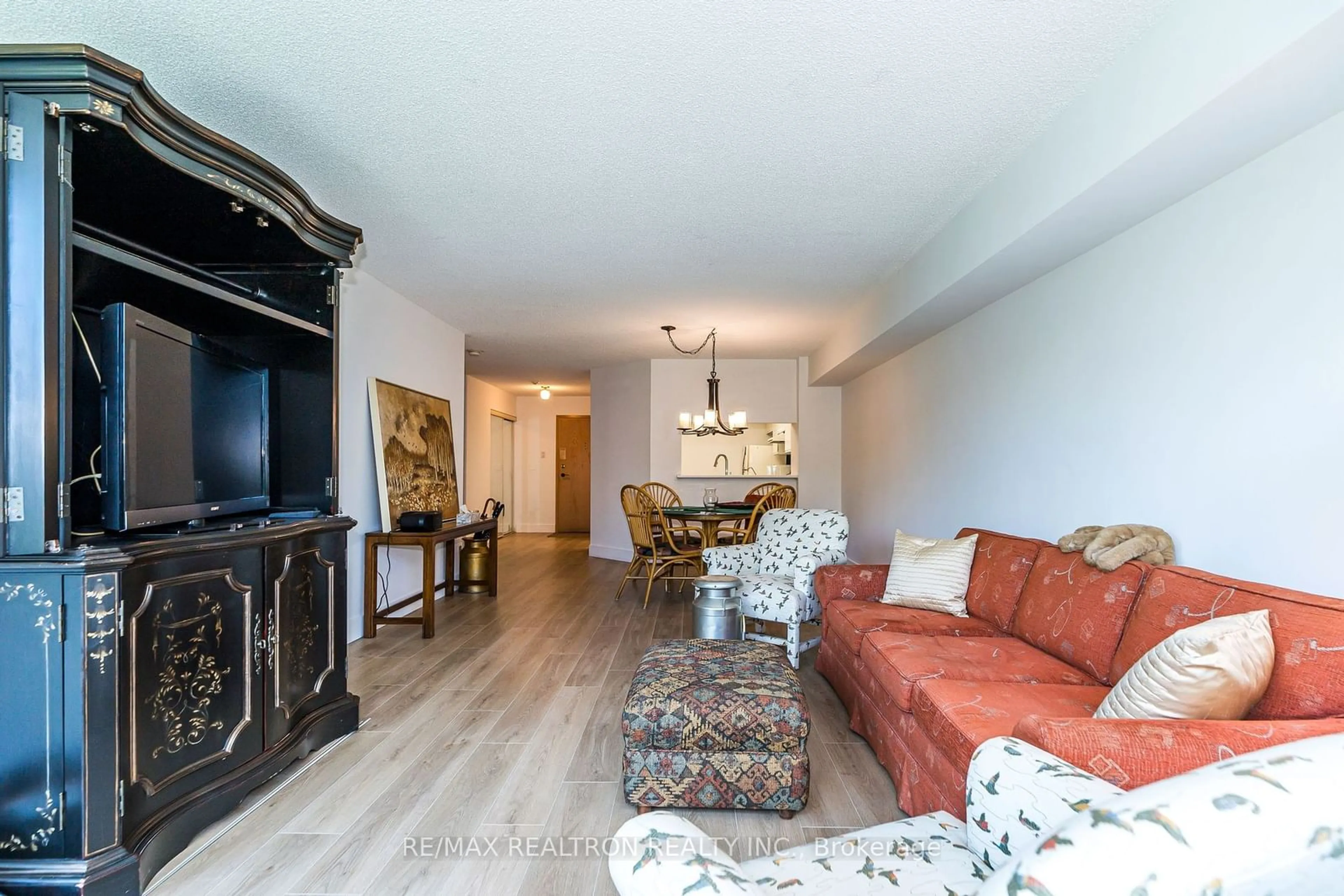 Living room for 7825 Bayview Ave #210, Markham Ontario L3T 7N2
