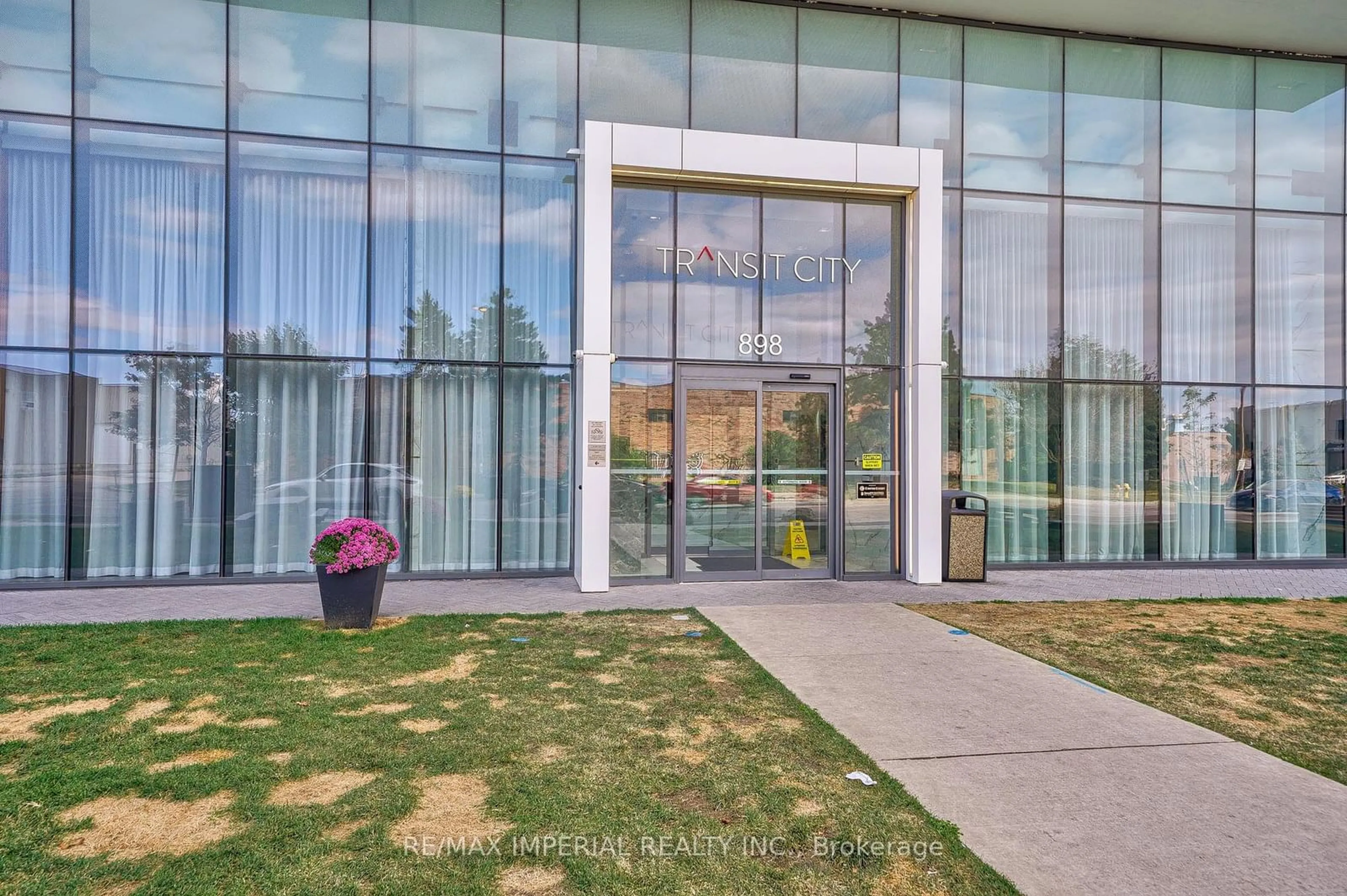 Indoor foyer for 898 Portage Pkwy #2710, Vaughan Ontario L4K 0J6