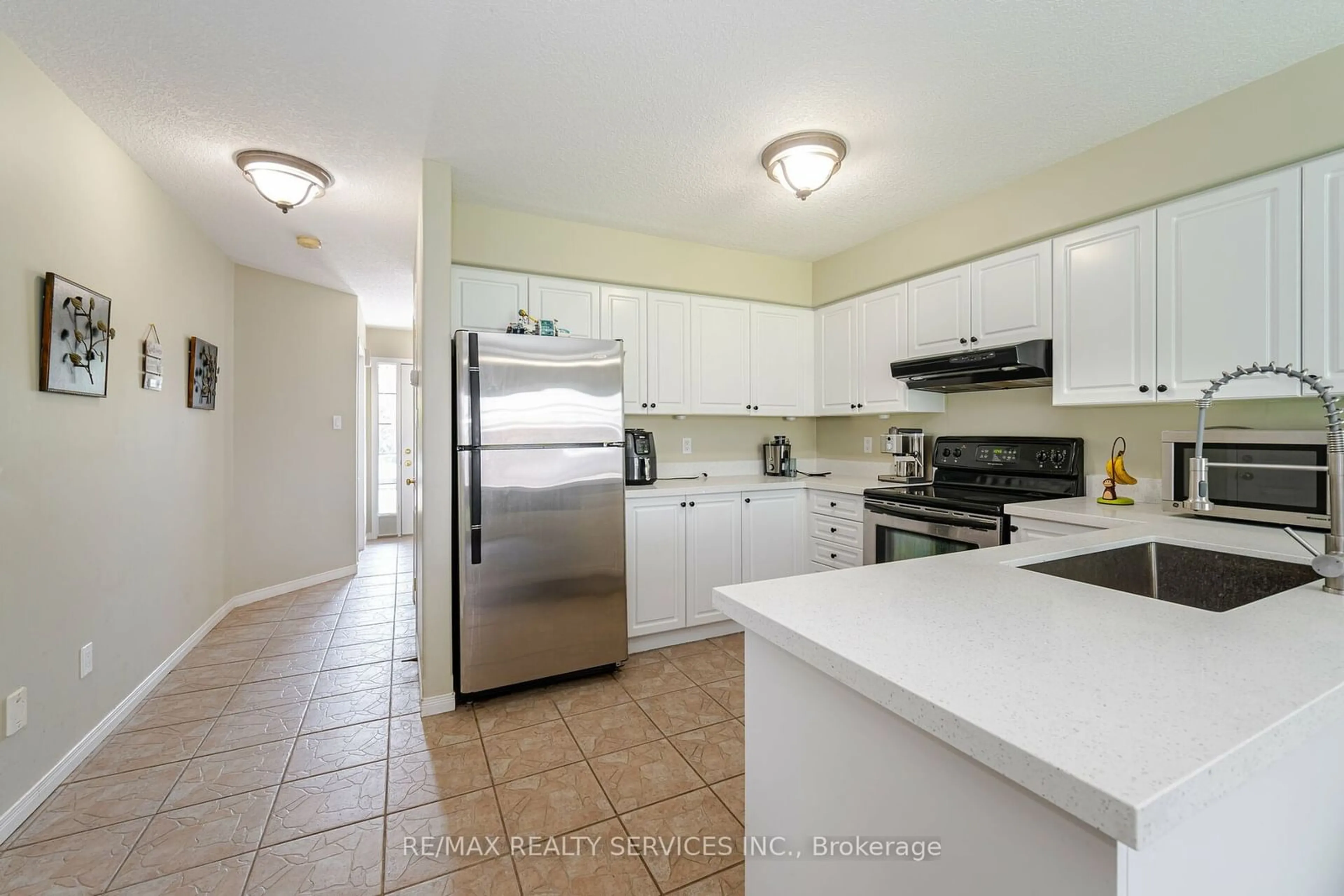 Standard kitchen for 32 Chantler Rd, New Tecumseth Ontario L9R 2E1