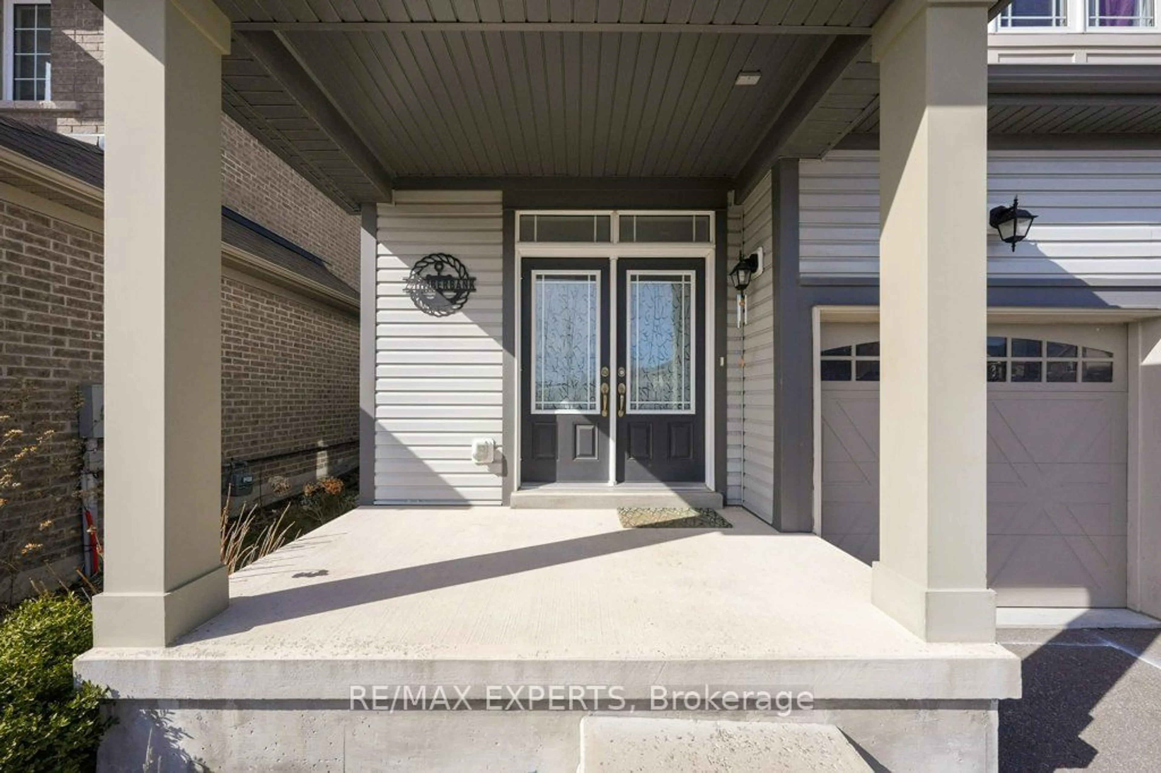 Indoor entryway for 2 Timberbank Sq, Georgina Ontario L0E 1R0