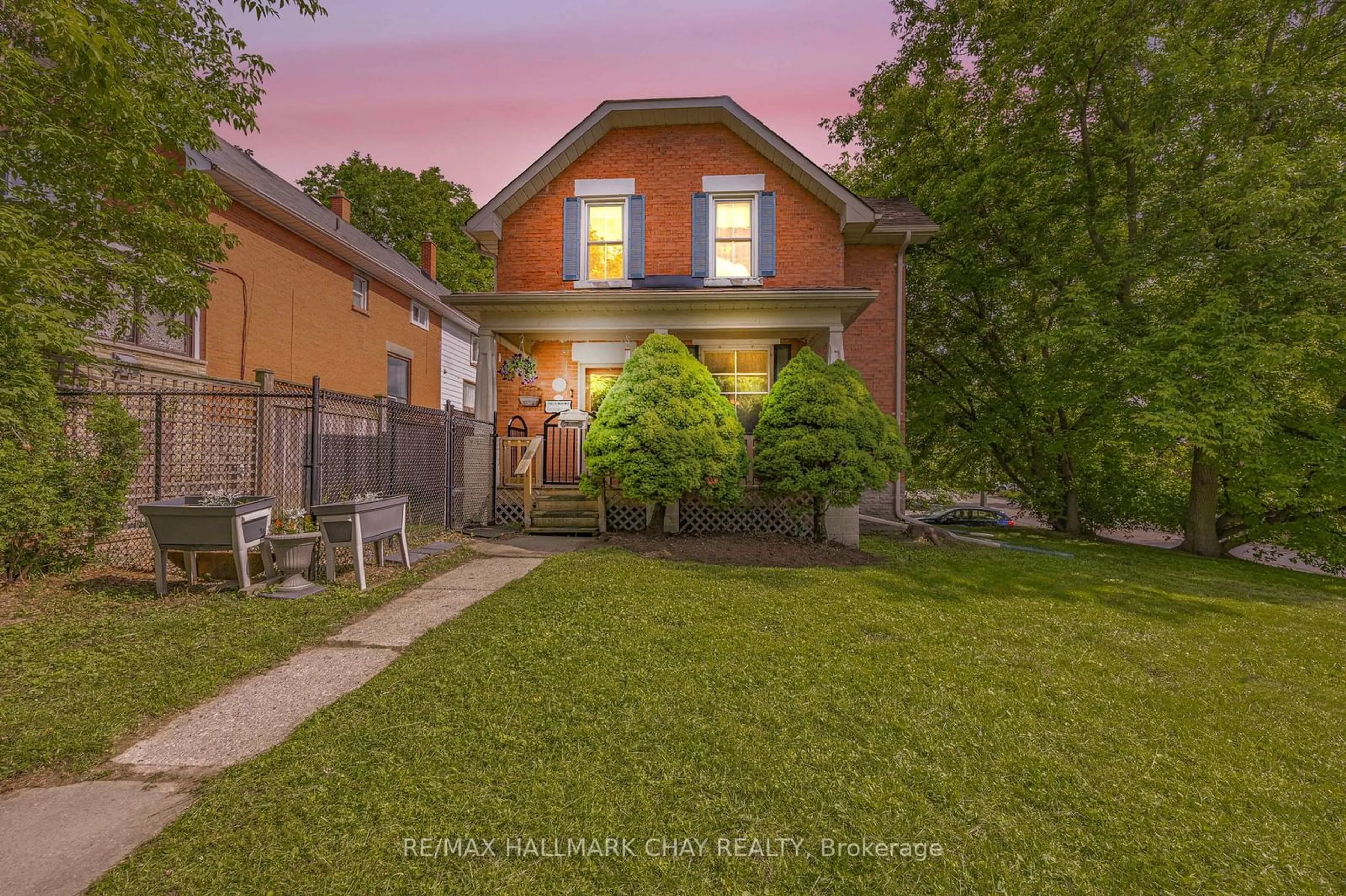 Frontside or backside of a home for 504 College St, Newmarket Ontario L3Y 1C6