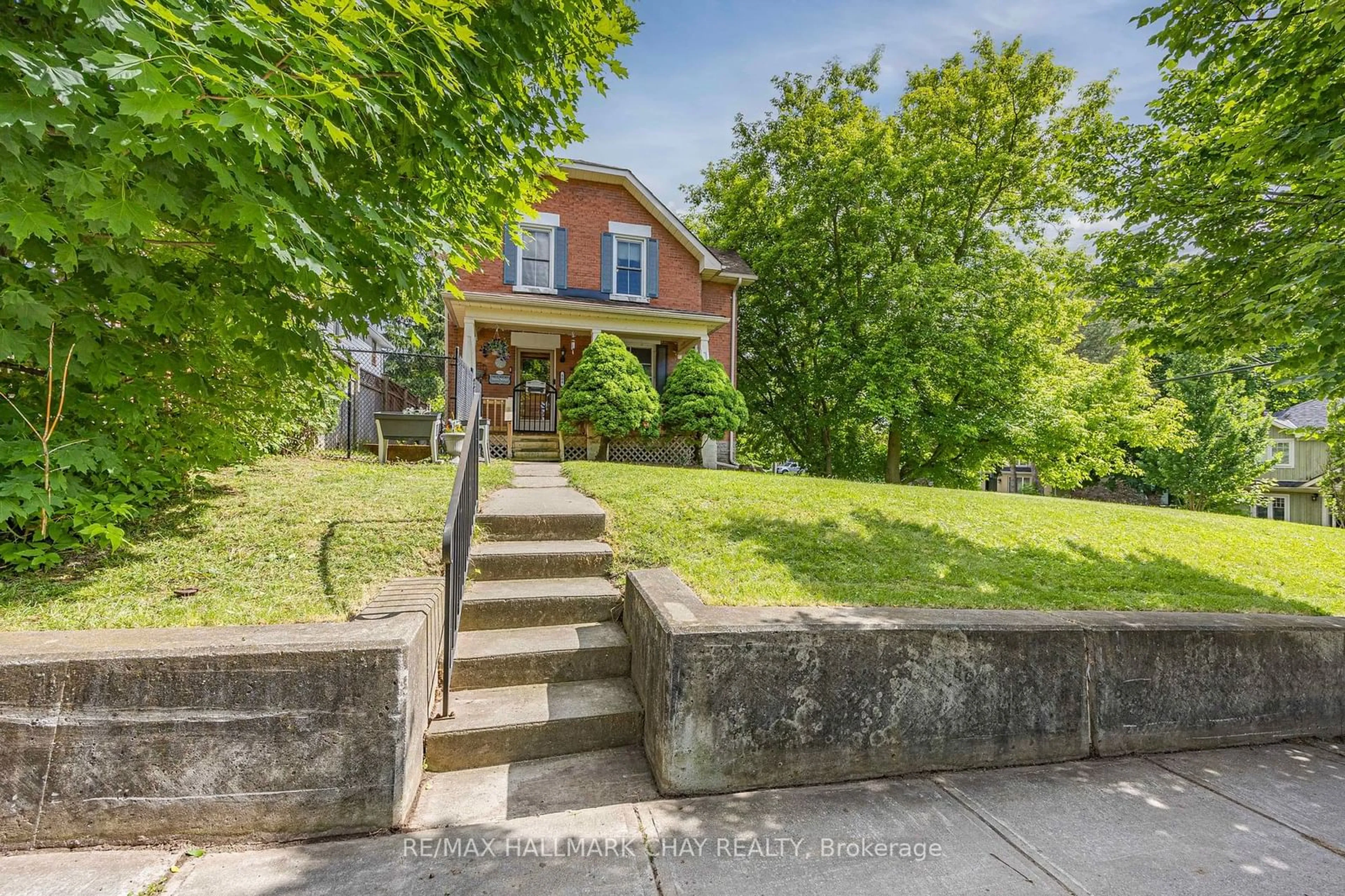 Frontside or backside of a home for 504 College St, Newmarket Ontario L3Y 1C6