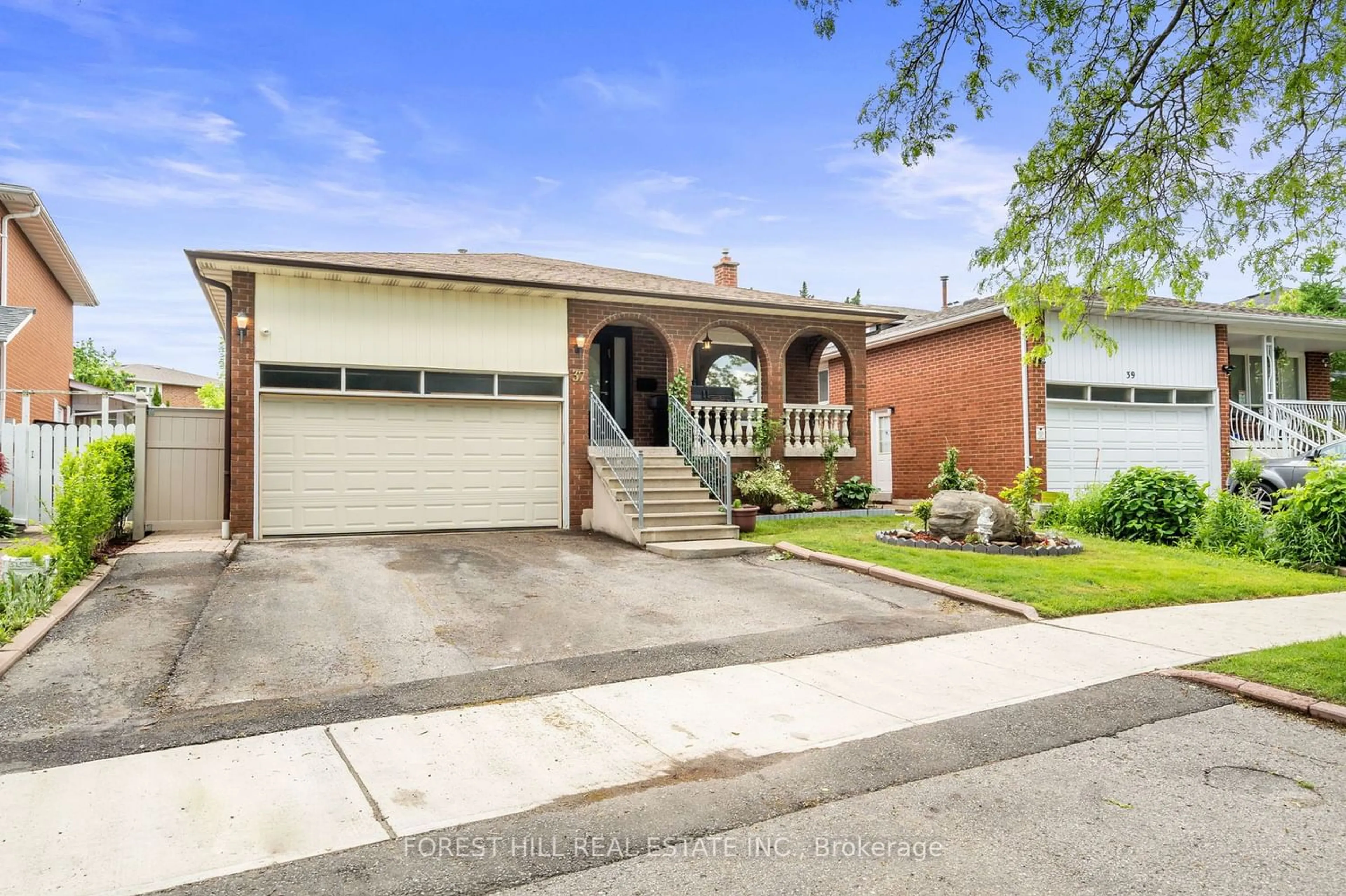 Home with brick exterior material for 37 Cherry Hills Rd, Vaughan Ontario L4K 1M2