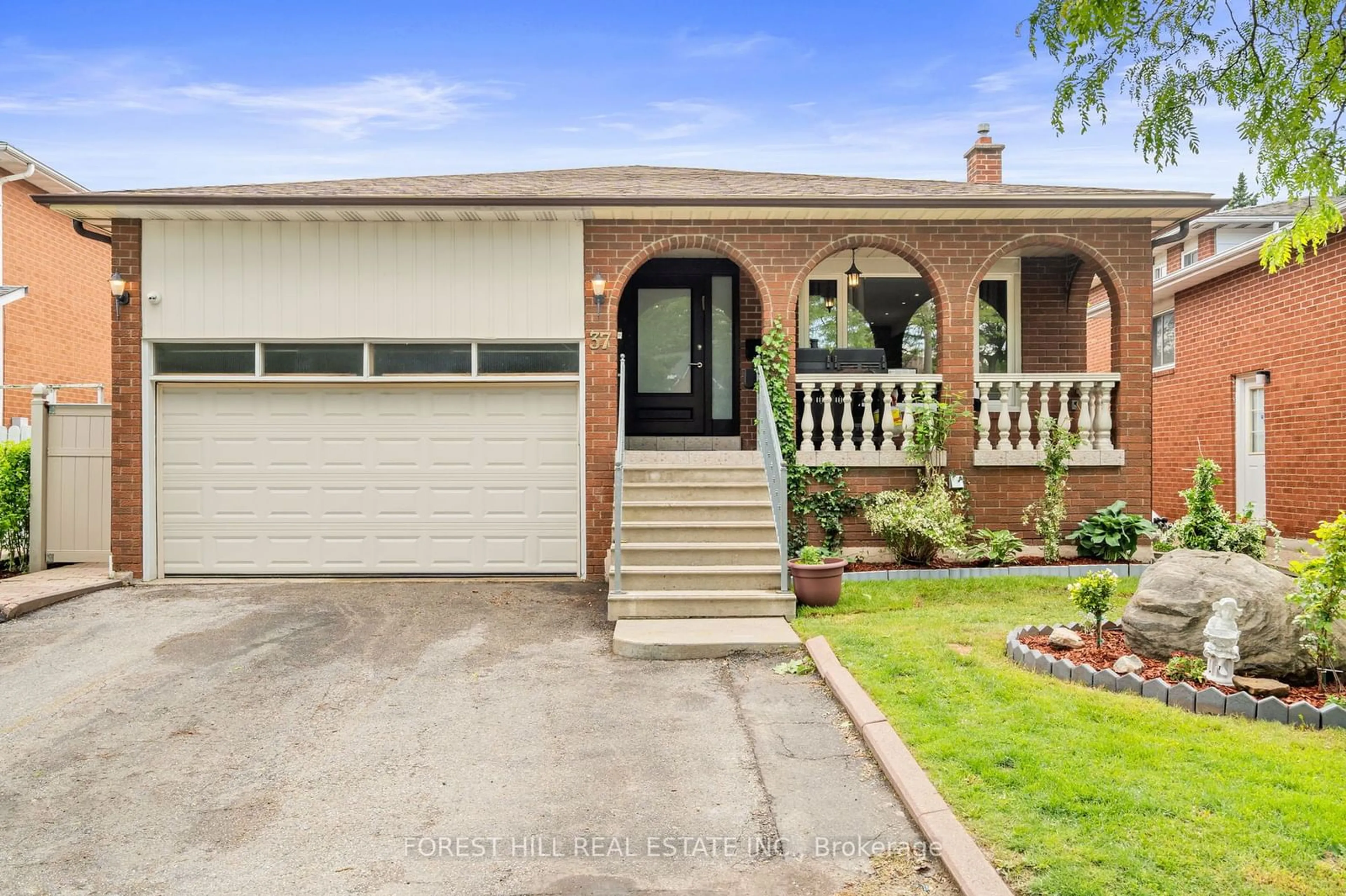 Home with brick exterior material for 37 Cherry Hills Rd, Vaughan Ontario L4K 1M2