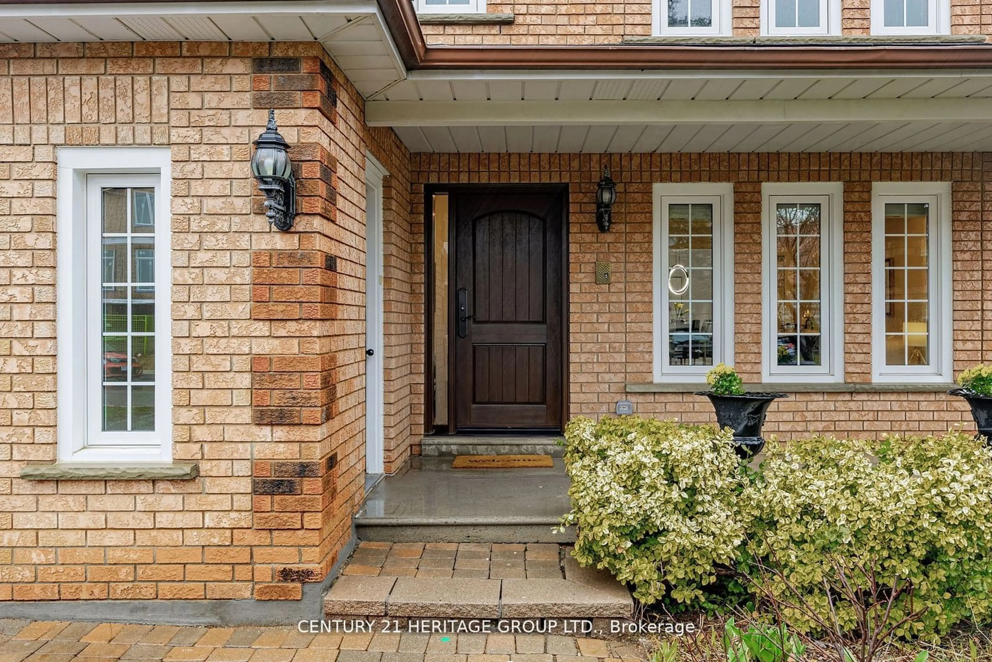Home with brick exterior material for 18 Laurier Ave, Richmond Hill Ontario L4E 2Z5