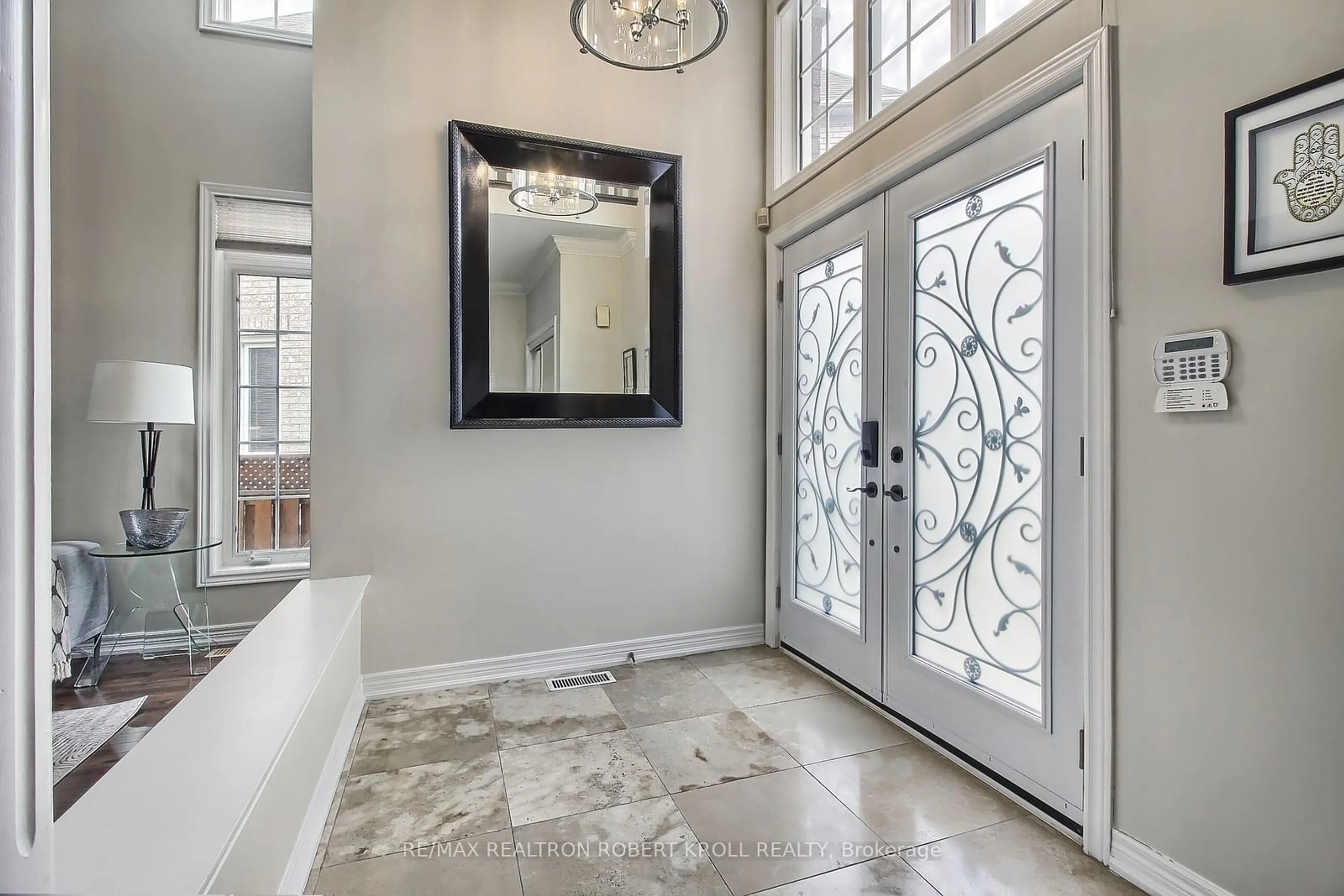 Indoor entryway for 104 Mojave Cres, Richmond Hill Ontario L4S 1R8