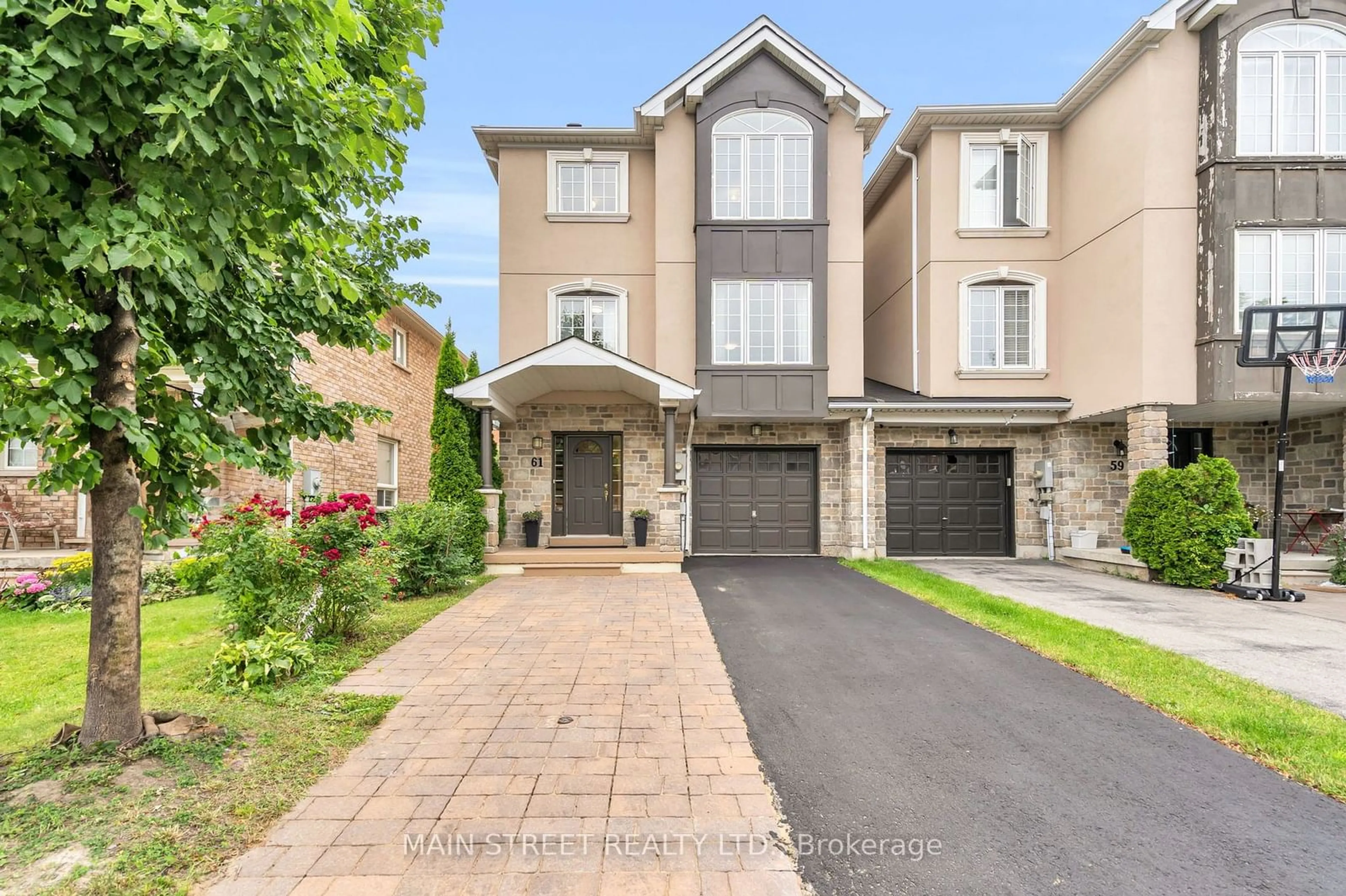 A pic from exterior of the house or condo for 61 Matthew Boyd Cres, Newmarket Ontario L3X 3C5