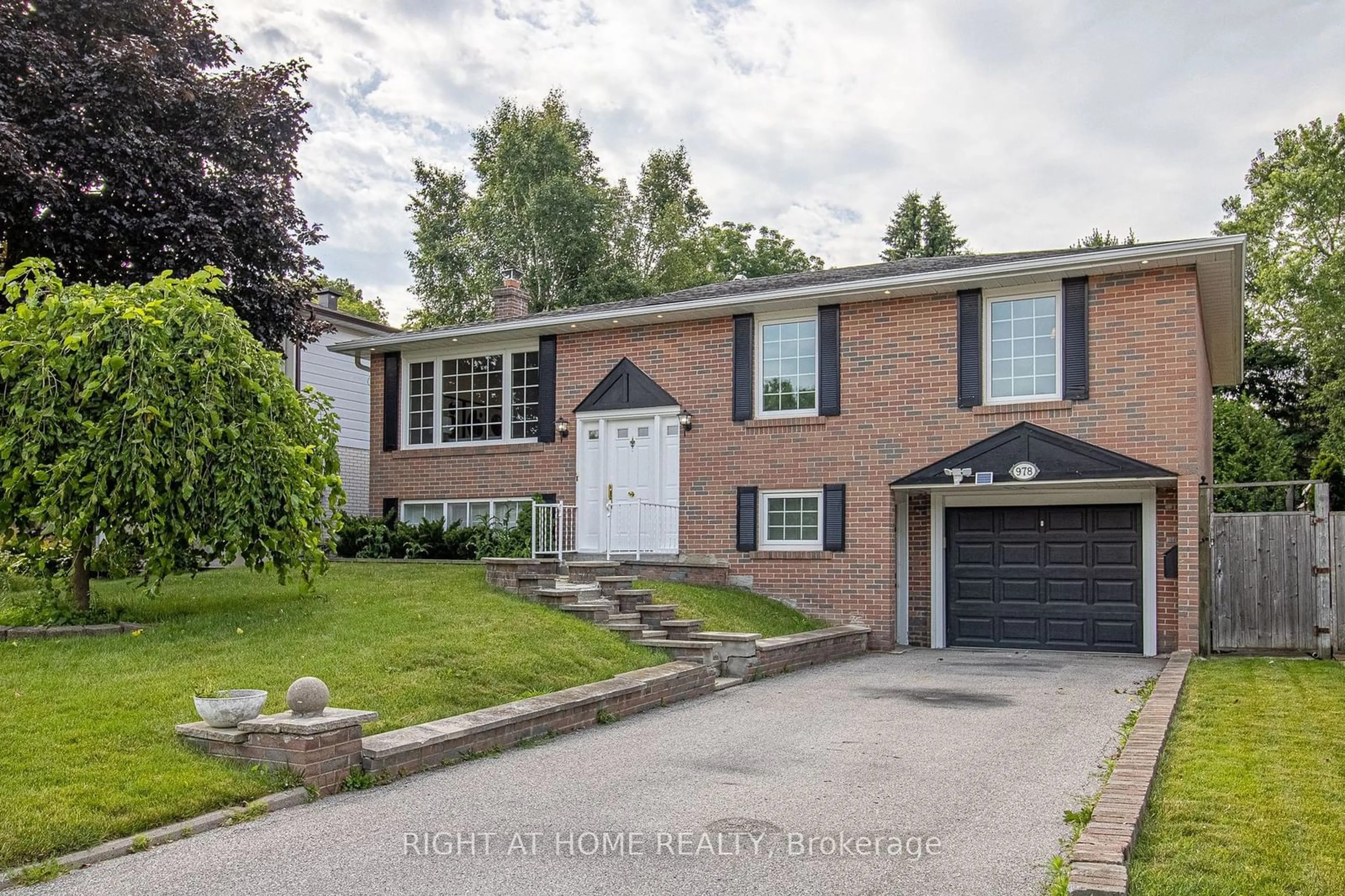 Frontside or backside of a home for 978 Wildwood Dr, Newmarket Ontario L3Y 2B5