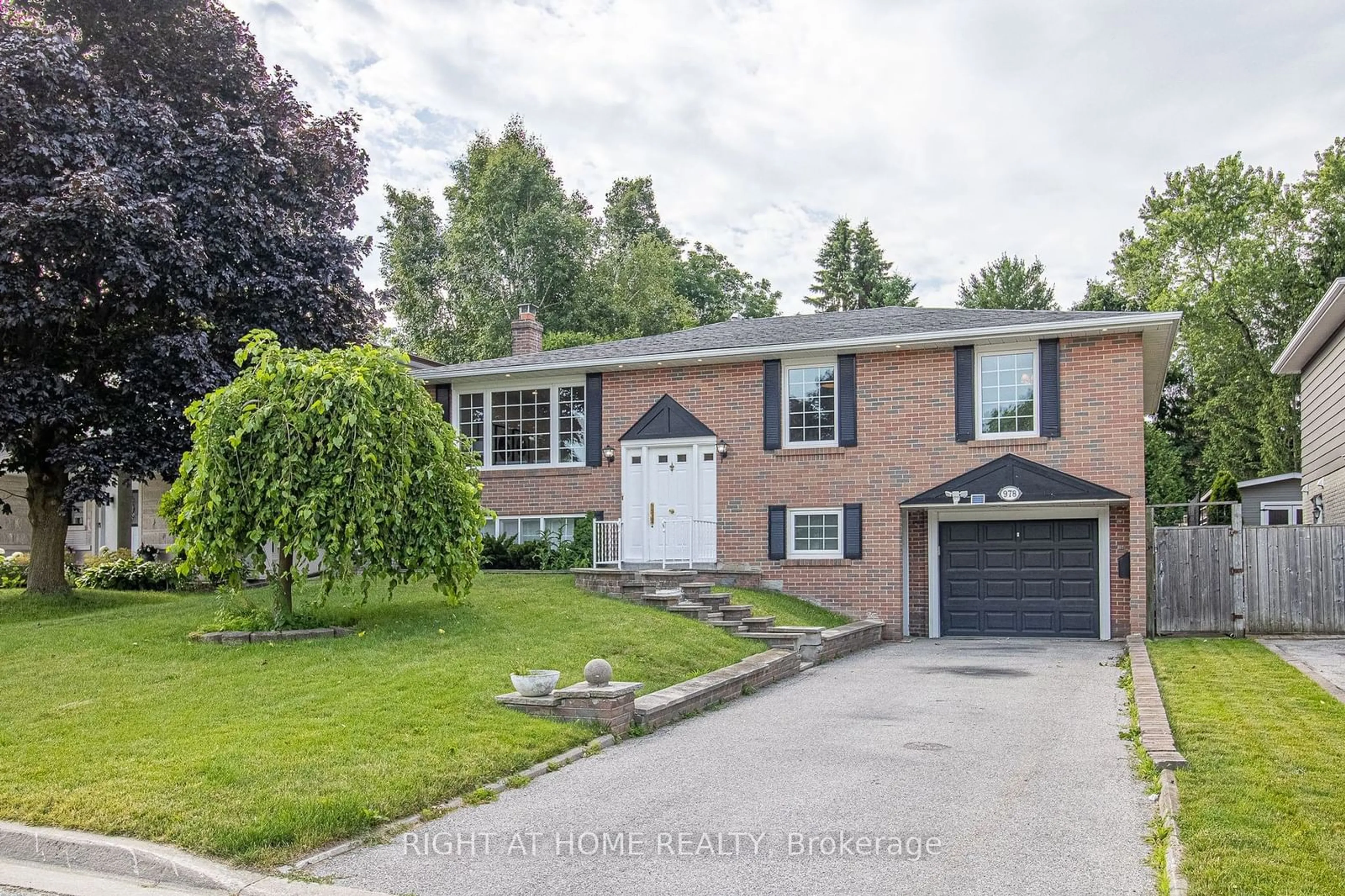 Frontside or backside of a home for 978 Wildwood Dr, Newmarket Ontario L3Y 2B5