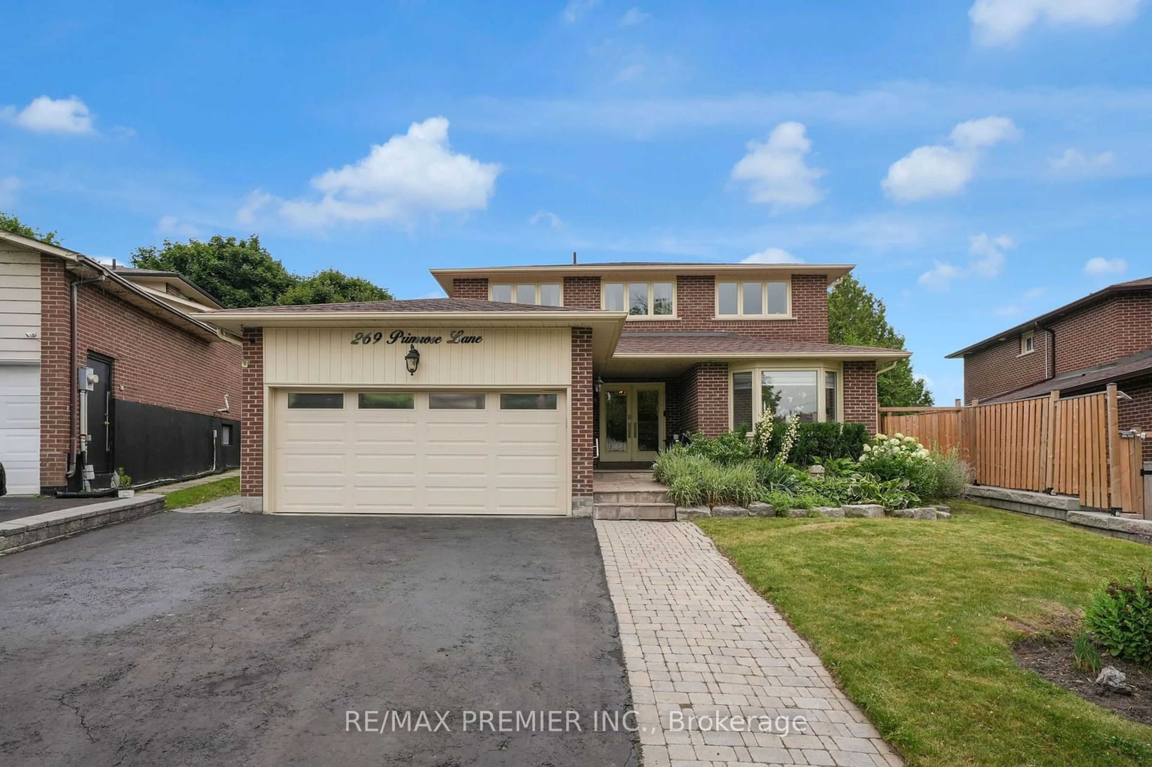 Frontside or backside of a home, the street view for 269 Primrose Lane, Newmarket Ontario L3Y 5Y7