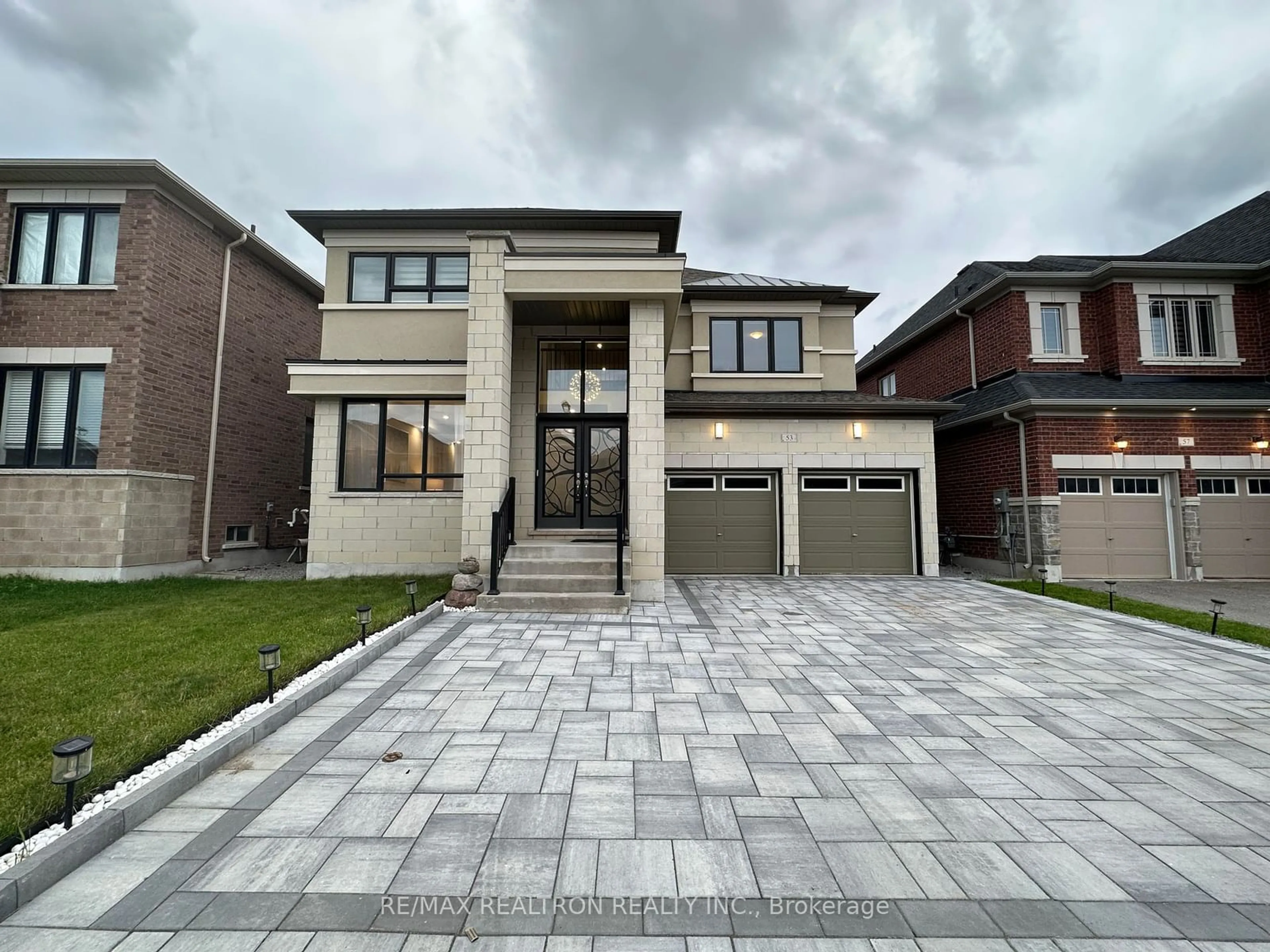 Frontside or backside of a home for 53 Walter English Dr, East Gwillimbury Ontario L9N 0R8