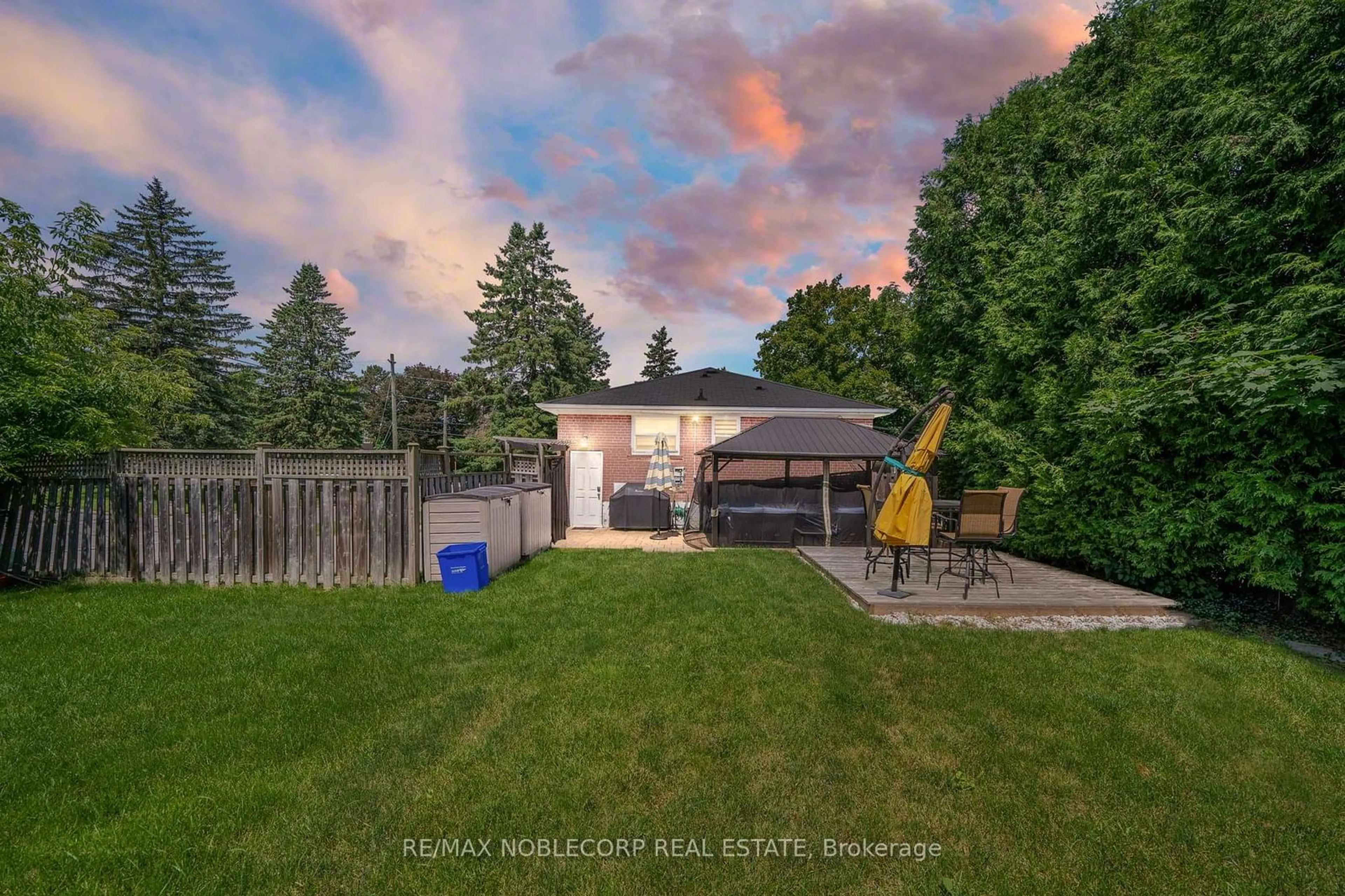 Frontside or backside of a home for 7 Glass Dr, Aurora Ontario L4G 2E4
