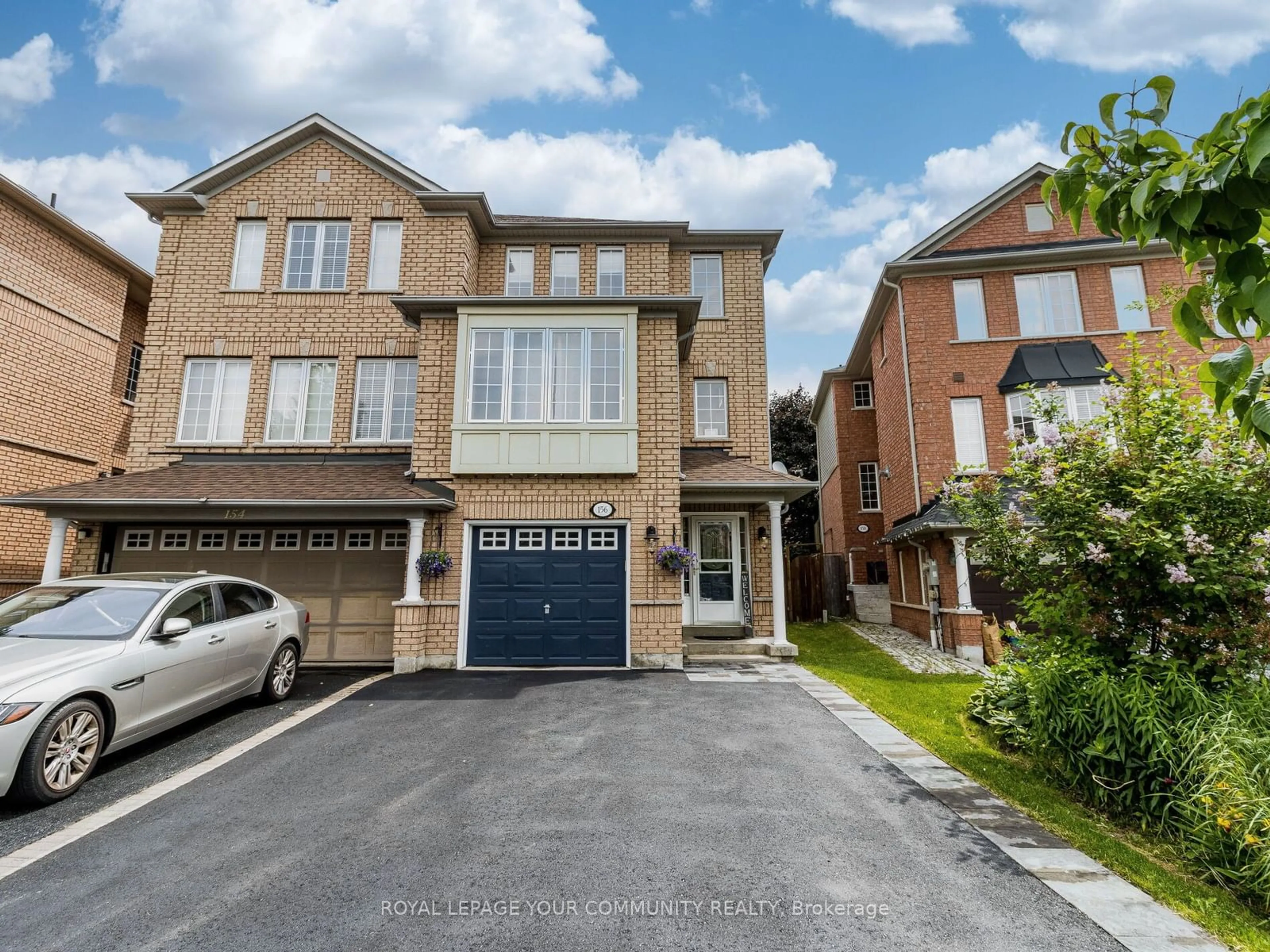 A pic from exterior of the house or condo for 156 Millcliff Circ, Aurora Ontario L4G 7N8