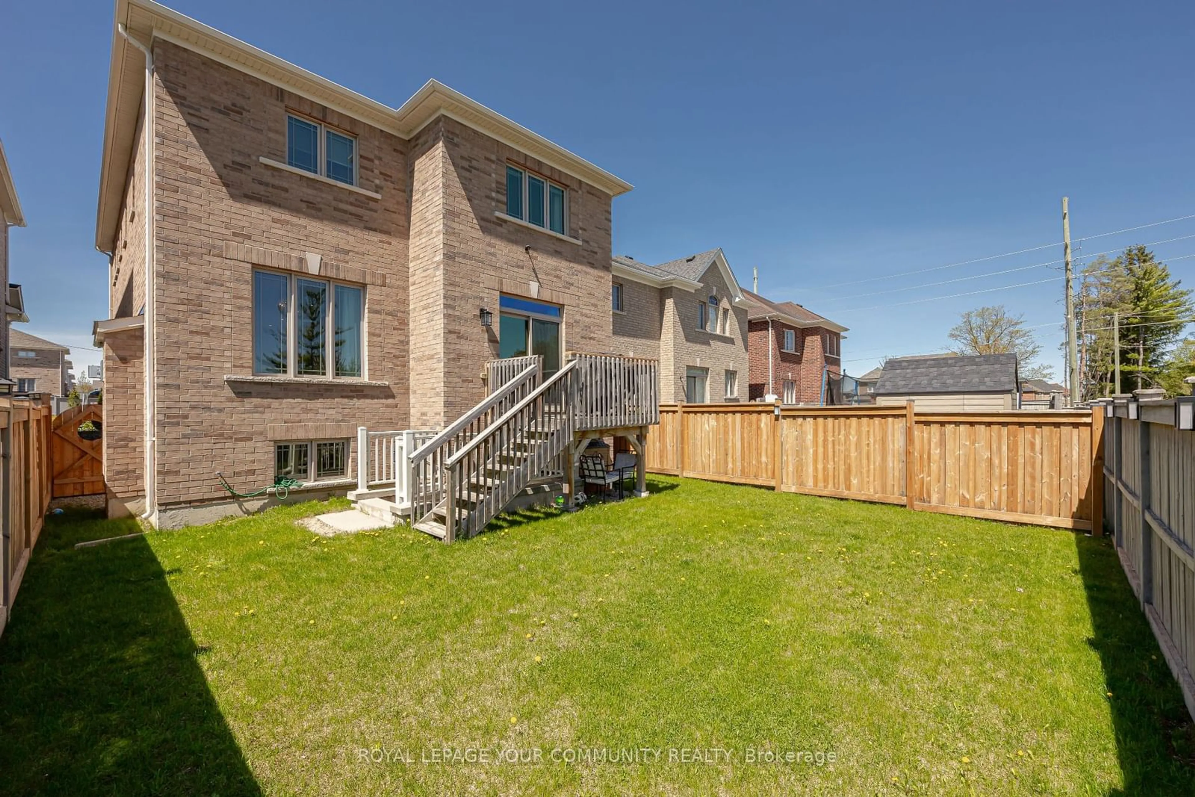 Fenced yard for 7 Turner Dr, New Tecumseth Ontario L0G 1W0