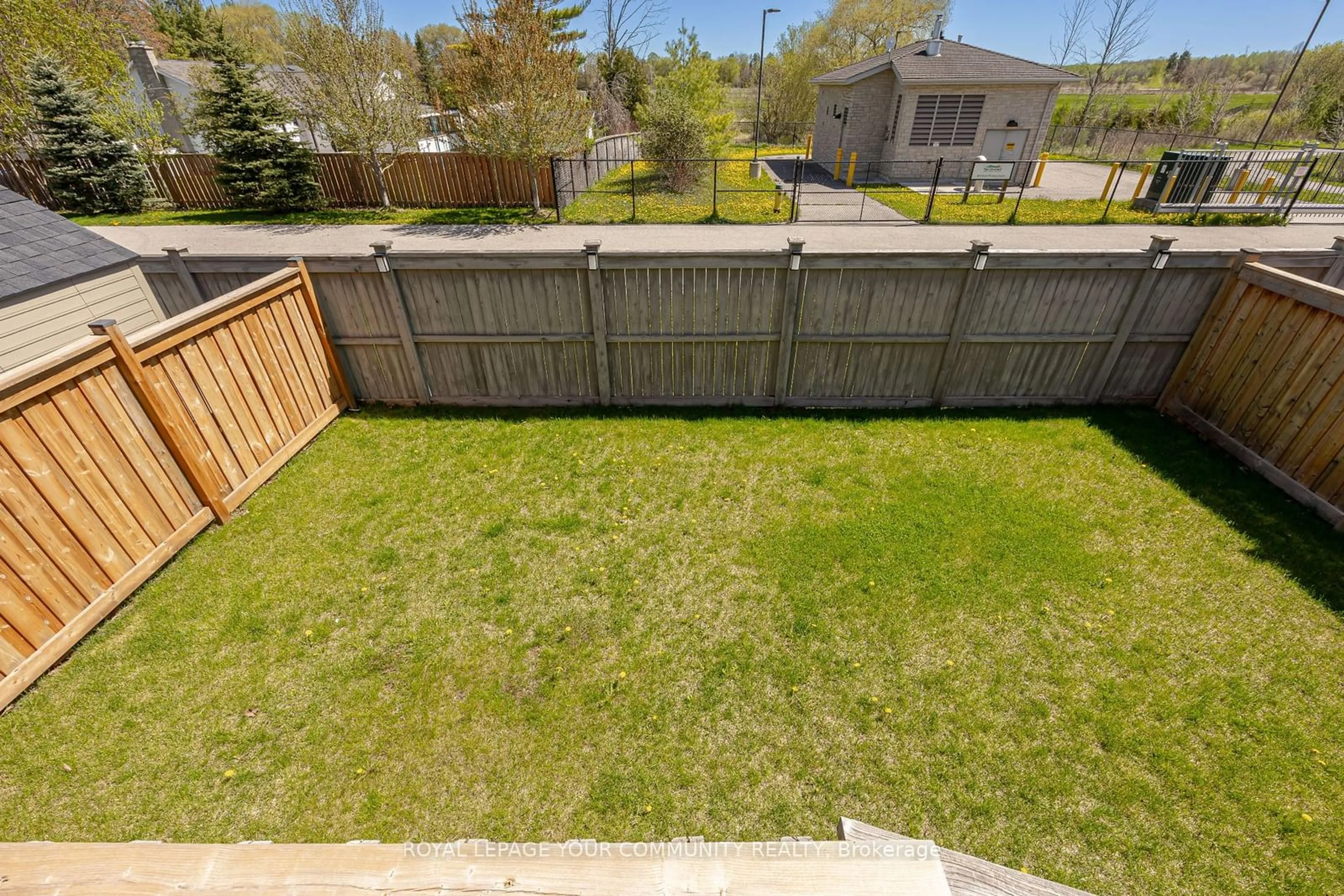 Fenced yard for 7 Turner Dr, New Tecumseth Ontario L0G 1W0