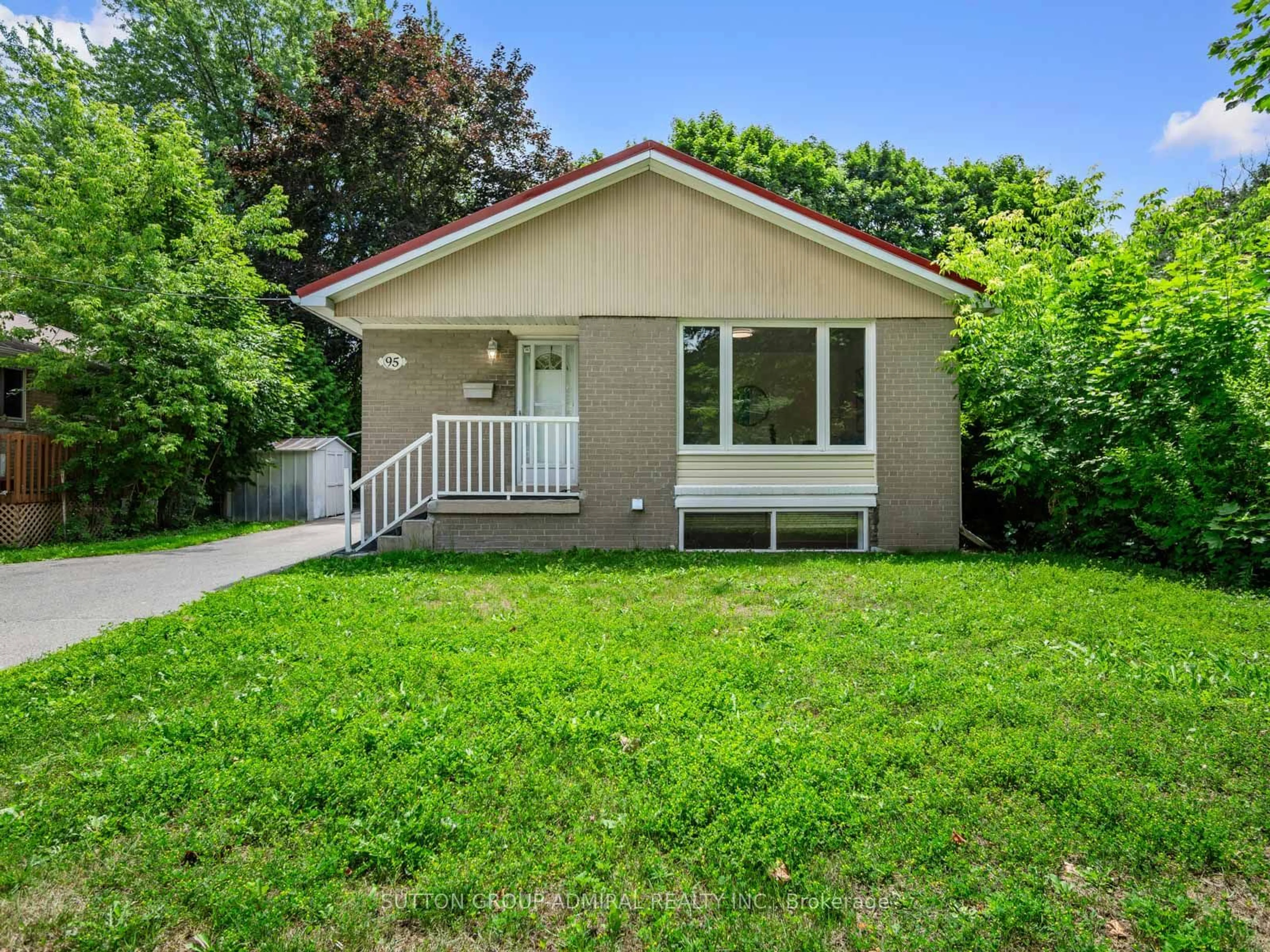 Frontside or backside of a home for 95 Murray Dr, Aurora Ontario L4G 2C4