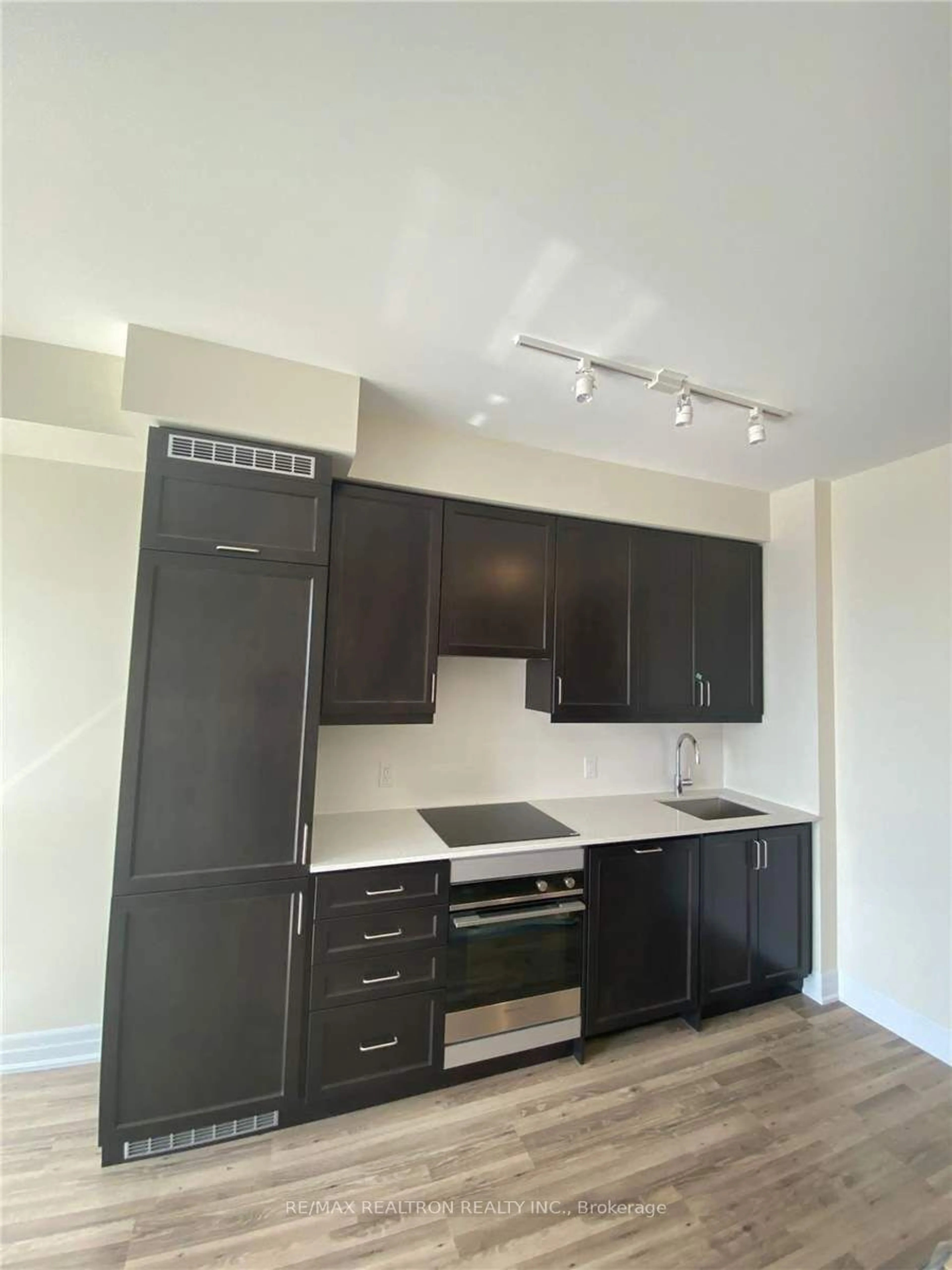 Standard kitchen for 9075 Jane St #904, Vaughan Ontario L4K 0L7