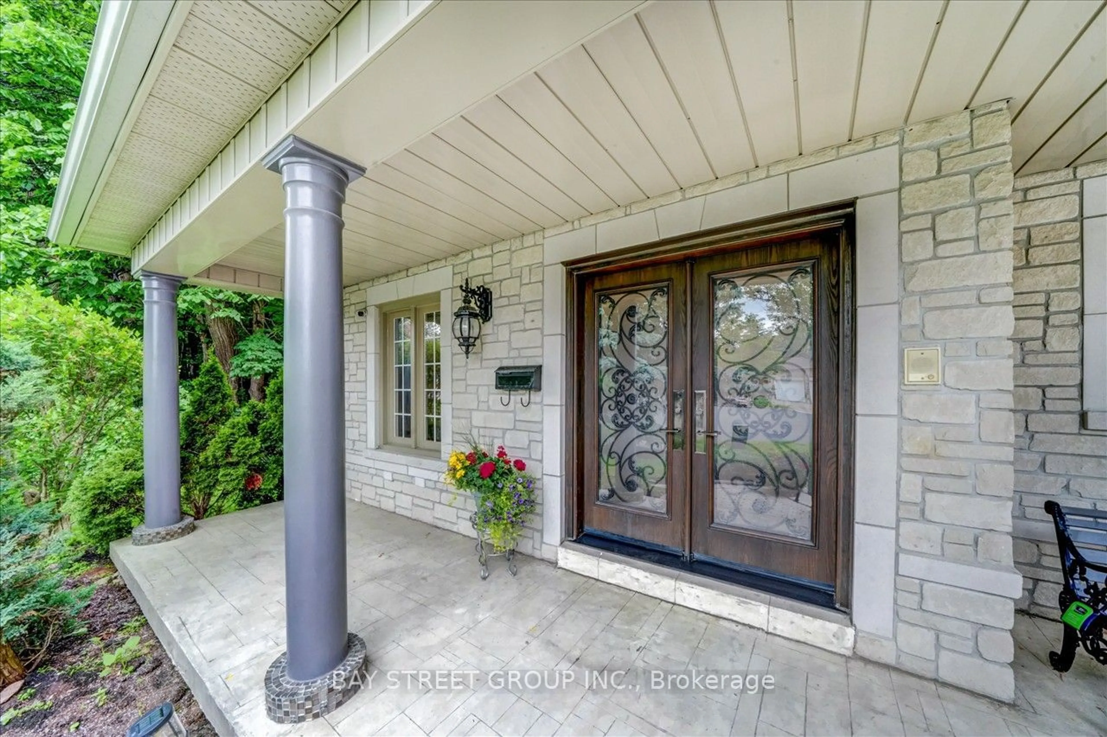 Indoor entryway for 98 ROWLAND Crt, Markham Ontario L6C 1X8