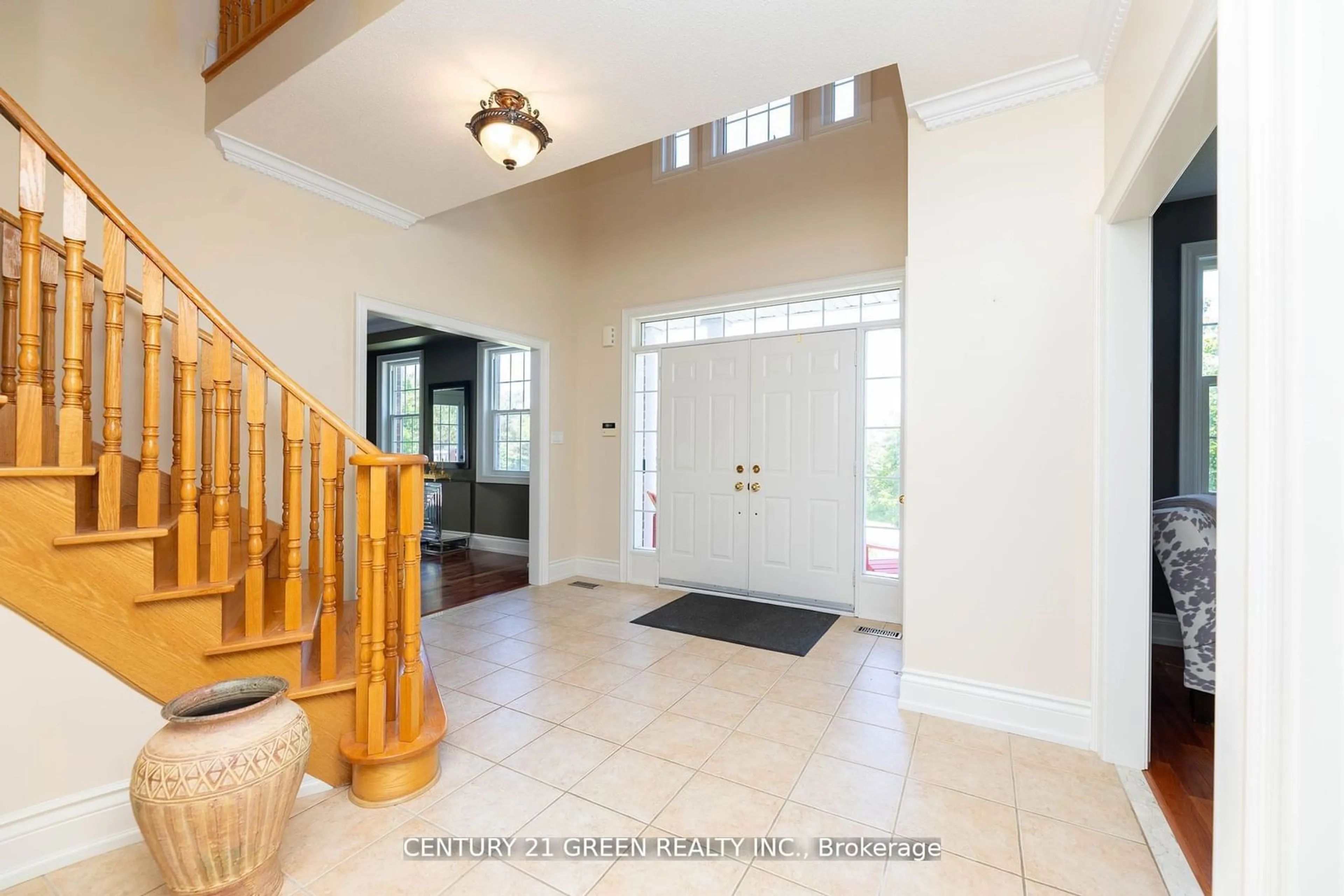 Indoor entryway for 10 Pine Hills Crt, East Gwillimbury Ontario L0G 1E0