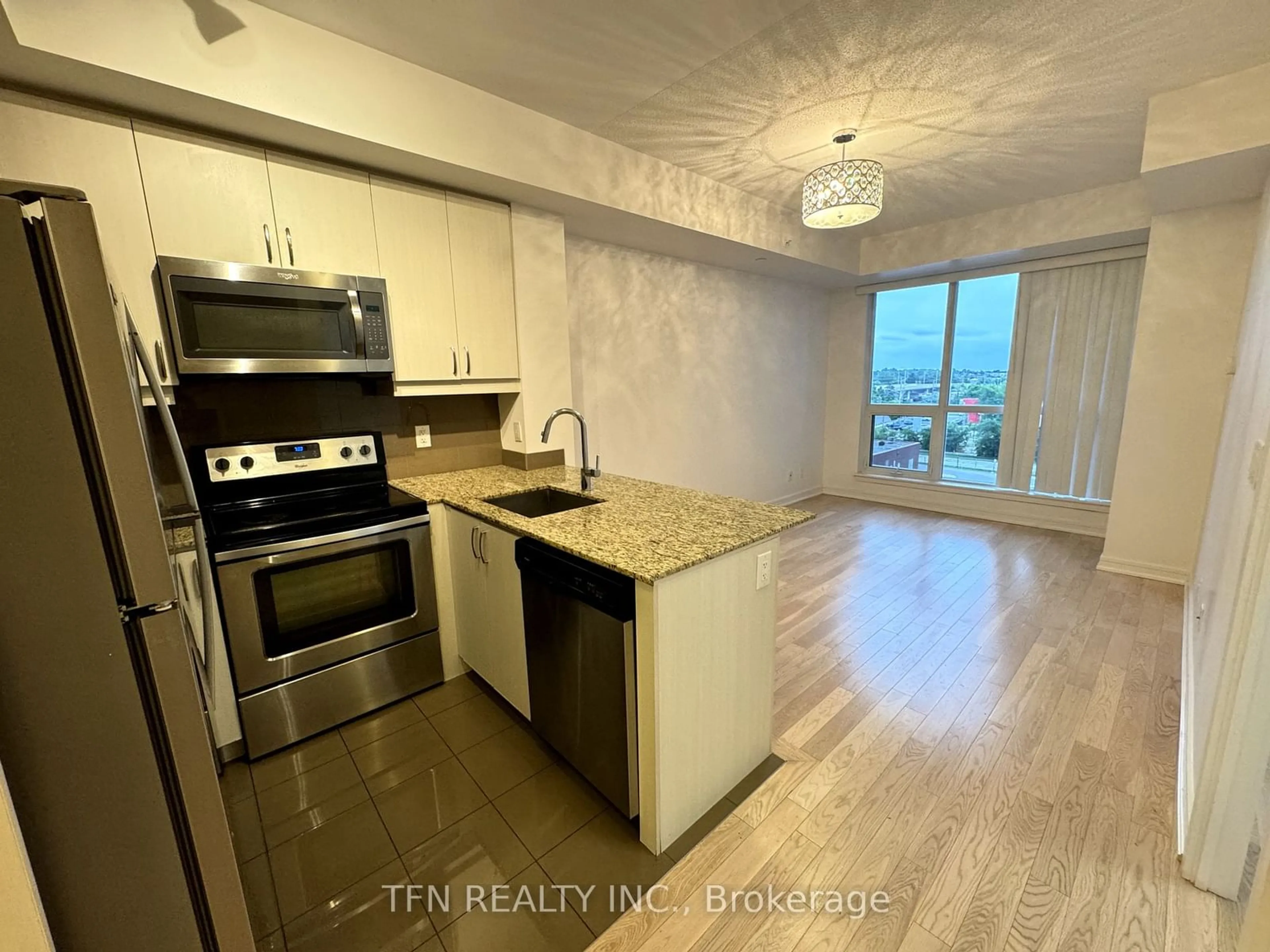 Standard kitchen for 9201 Yonge St #518, Richmond Hill Ontario L4C 1H9