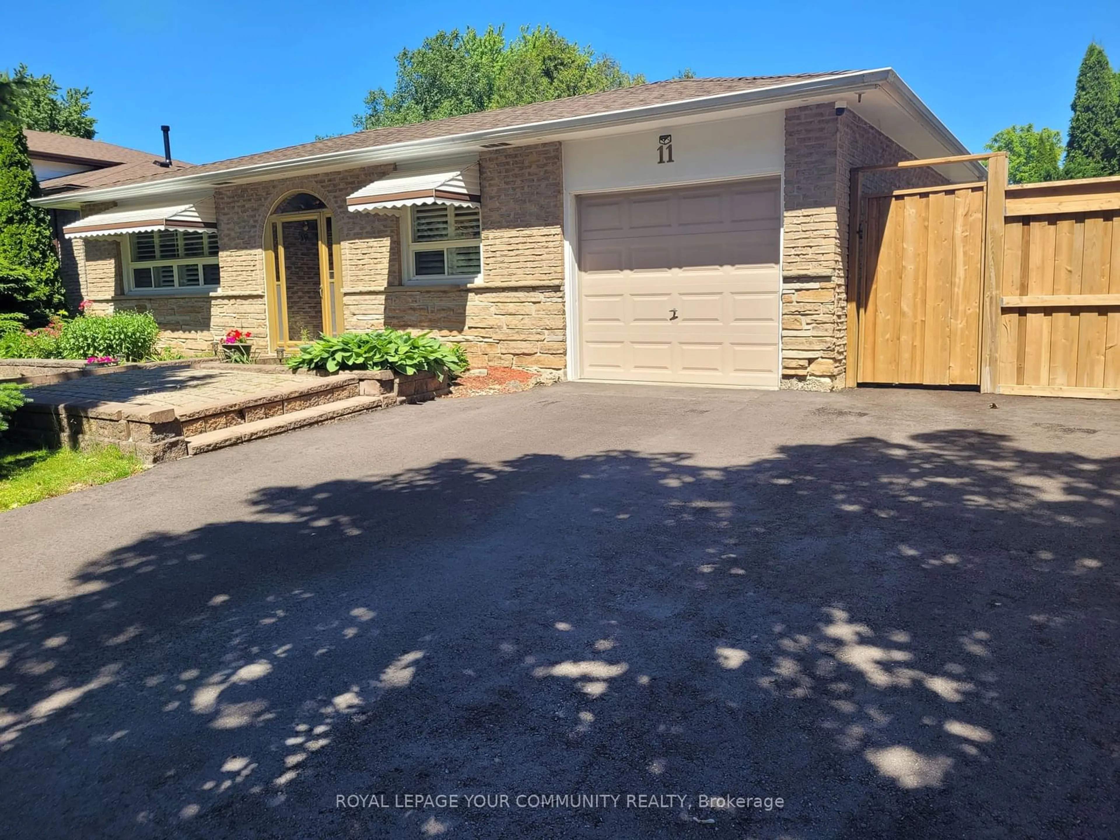 Frontside or backside of a home for 11 Birch Crt, Aurora Ontario L4G 3K1