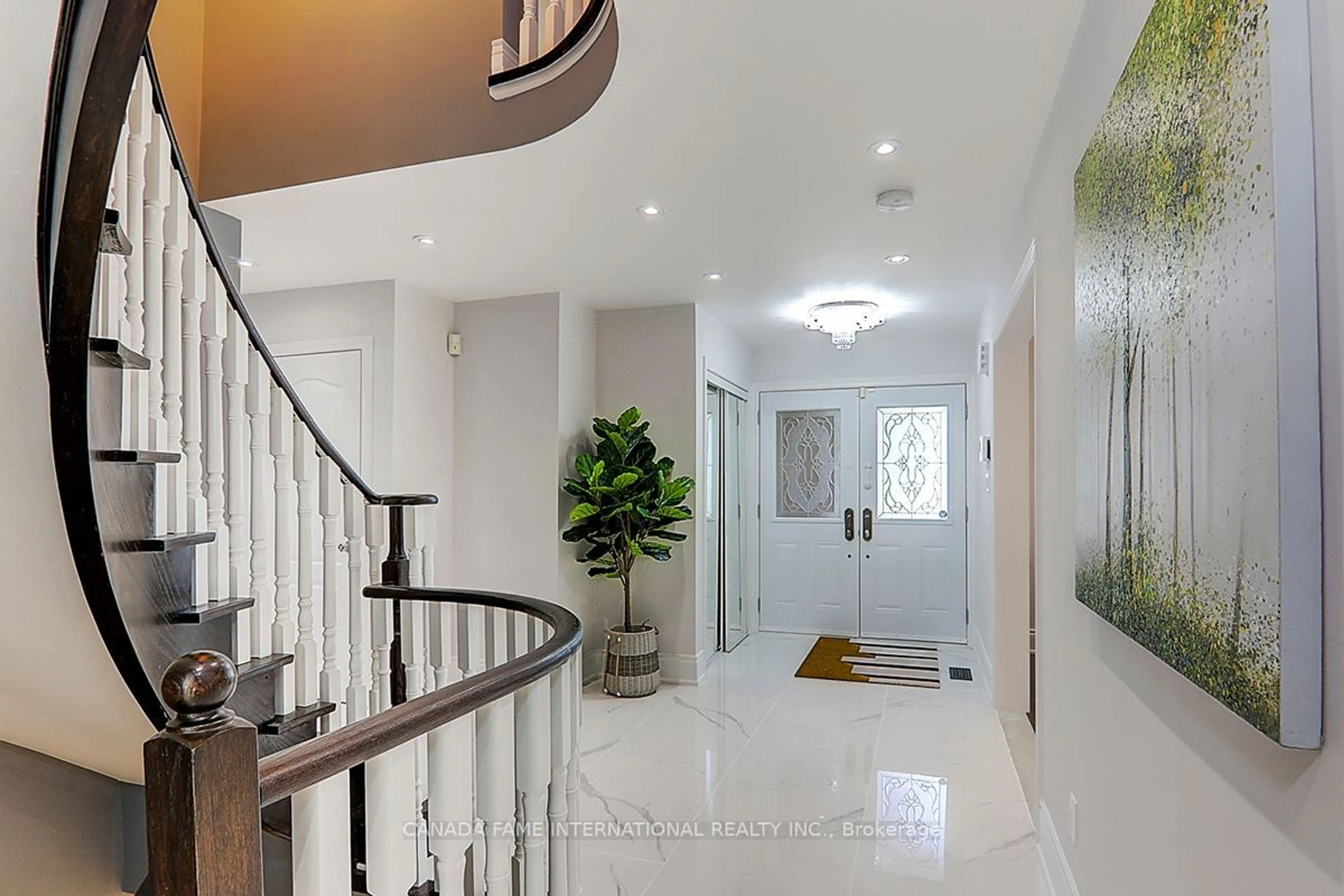 Indoor entryway for 33 Campania Crt, Vaughan Ontario L4H 1G4