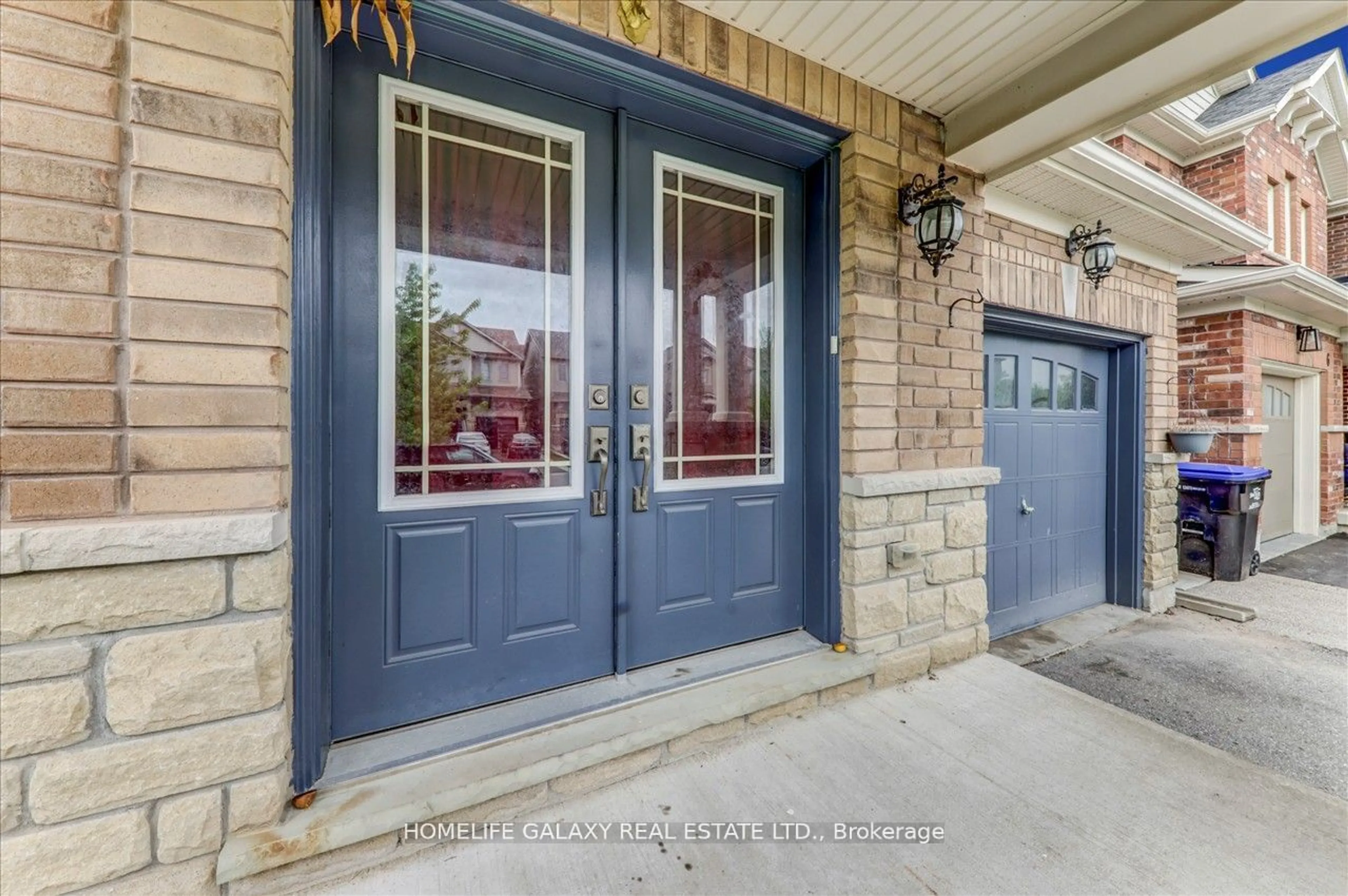 Indoor entryway for 8 Cherry Lane, New Tecumseth Ontario L9R 0M1