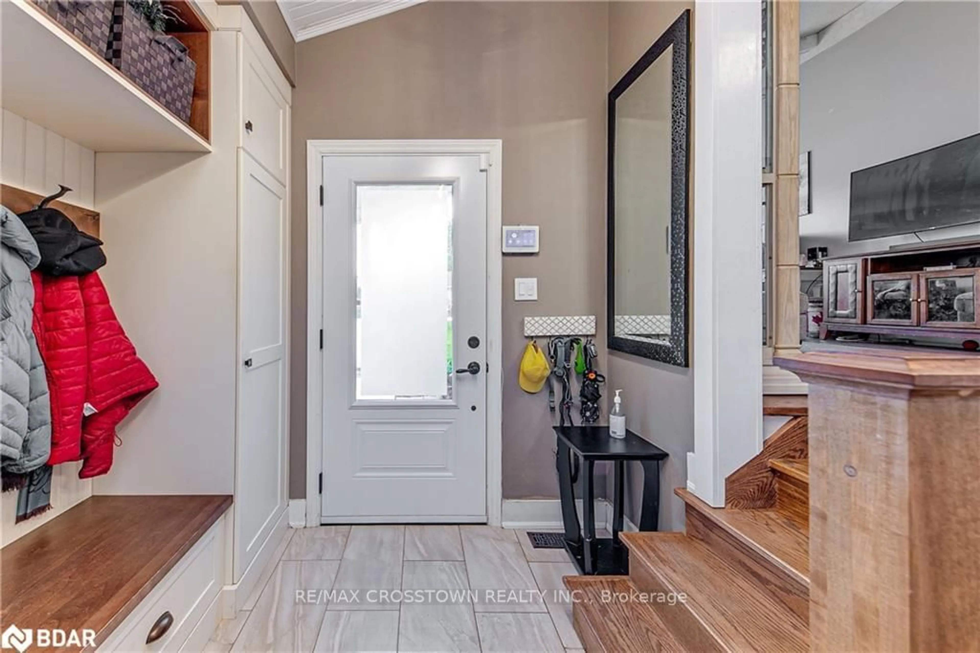 Indoor entryway for 2263 25th Sdrd, Innisfil Ontario L9S 2E5