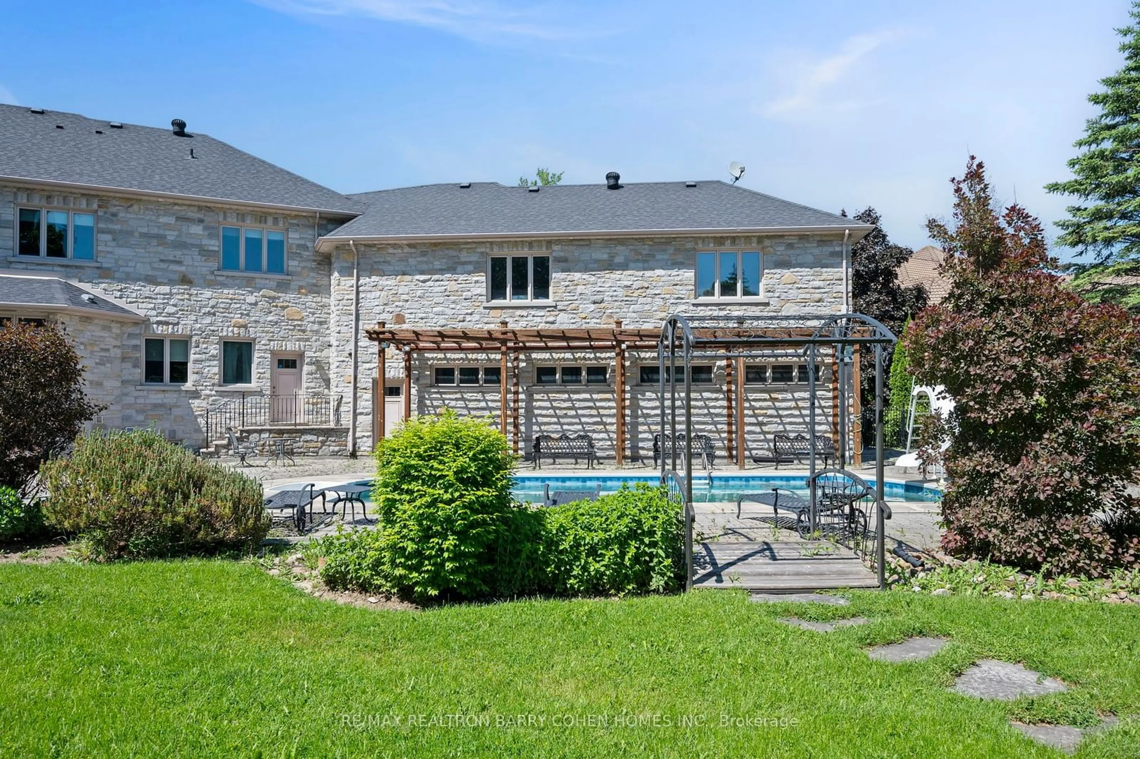 Indoor or outdoor pool for 187 Mattucci Crt, Vaughan Ontario L4L 8Z1