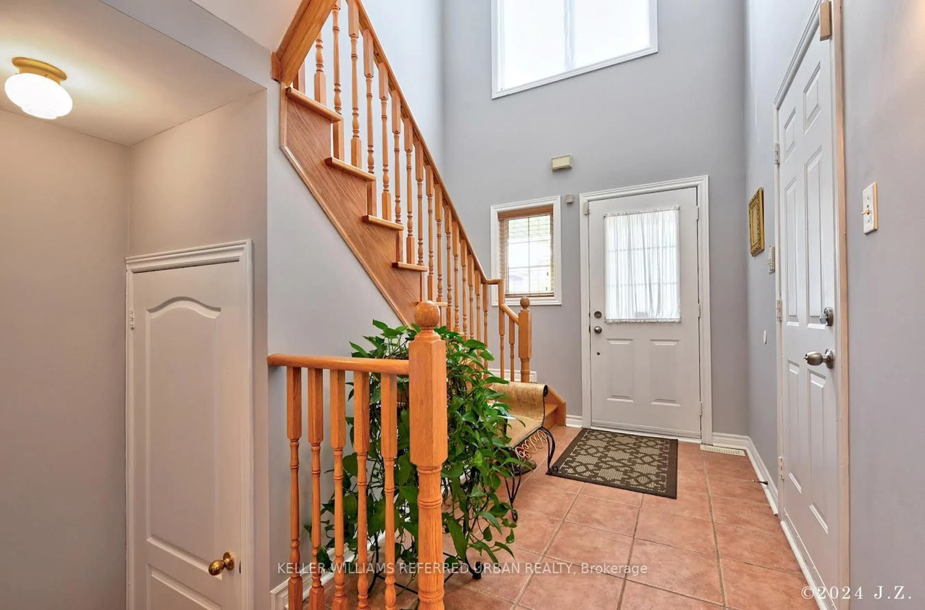 Indoor entryway for 68 Beaverbrook Cres, Vaughan Ontario L6A 3T3